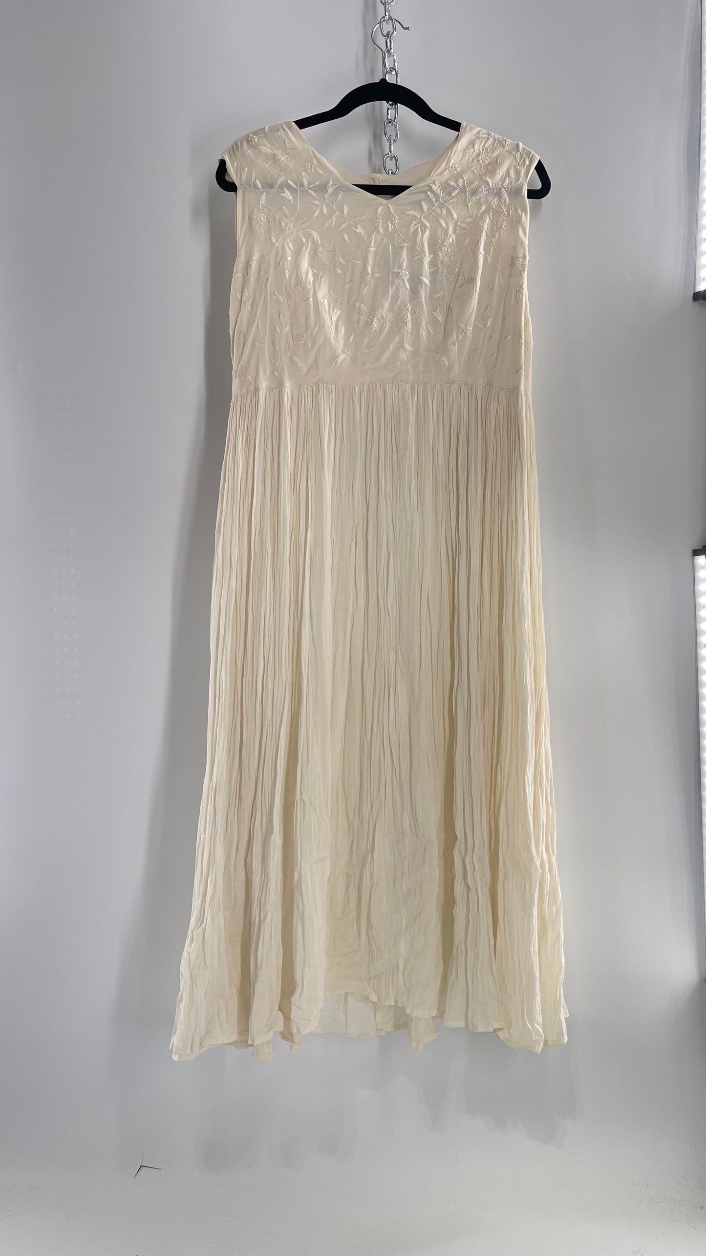 Vintage Made in India 1960s/1970s 95% Cotton Off White Karavan Gown with Crimped Body and Embroidered Bust (Large)
