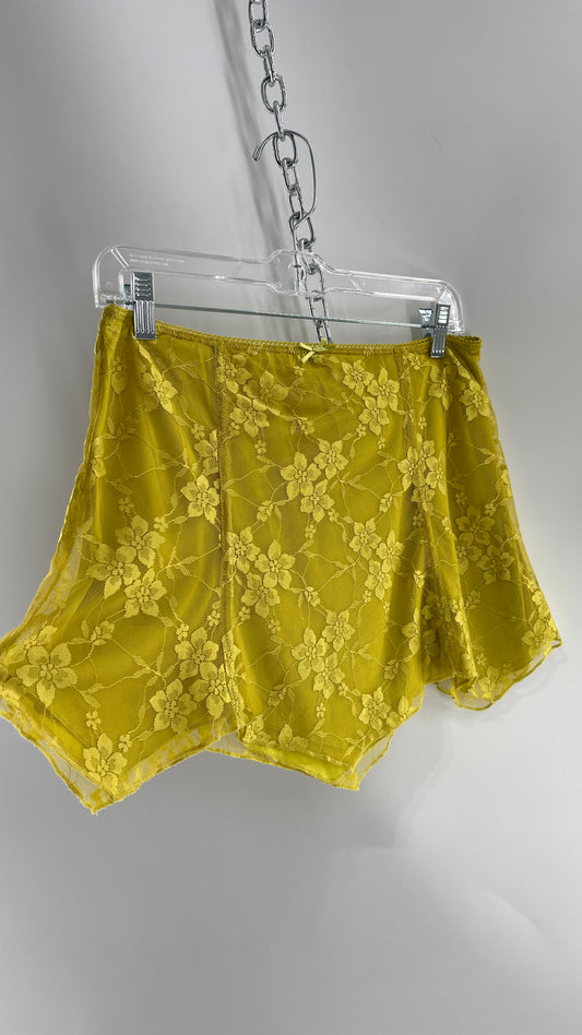 Urban Outfitters Green Lace Hankerchief Hem Mini Skirt (Medium)