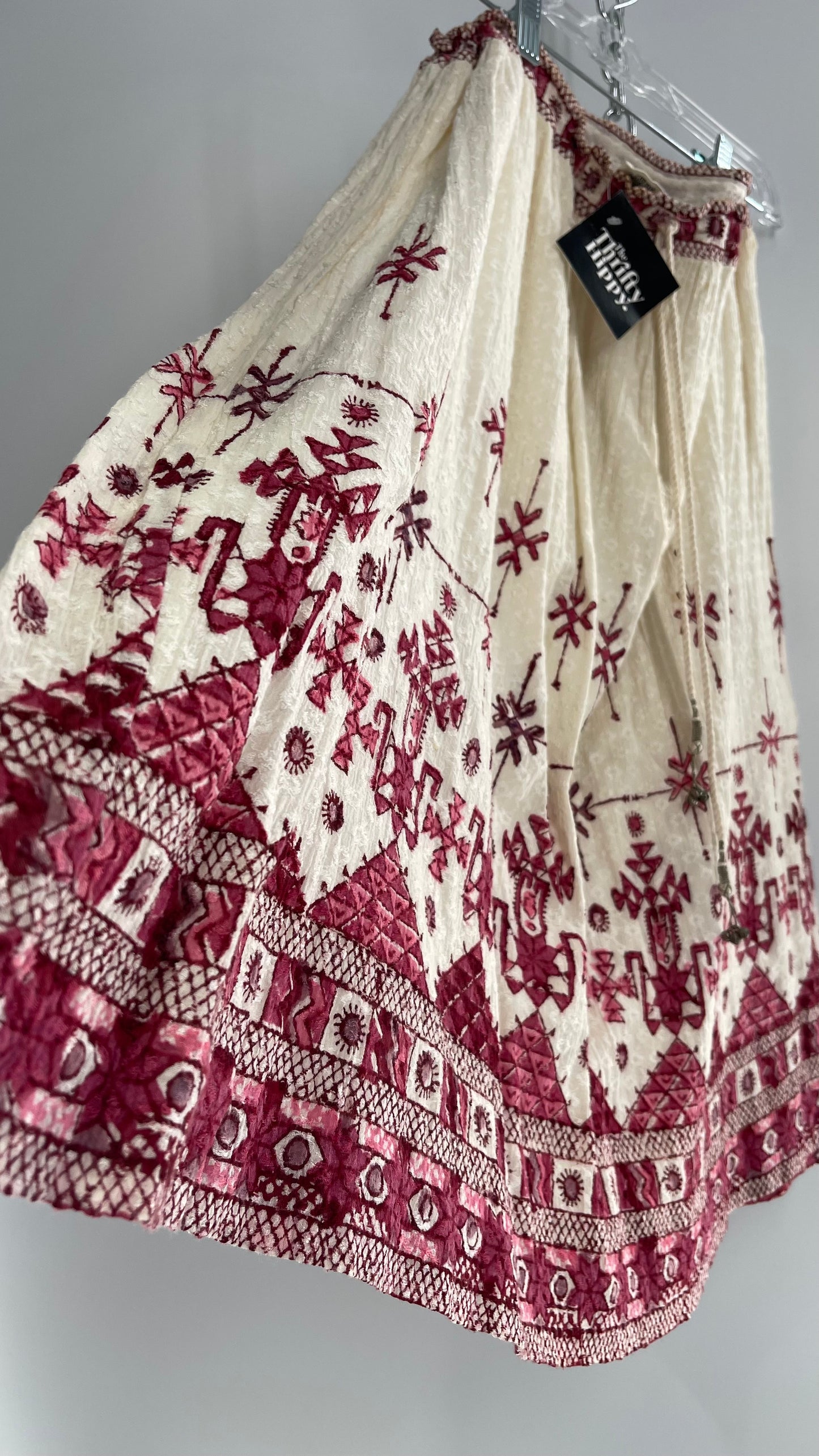 Vintage 1970s Peacock Off White Embroidered Skirt with Pink/Fuchsia Detailing (Small)
