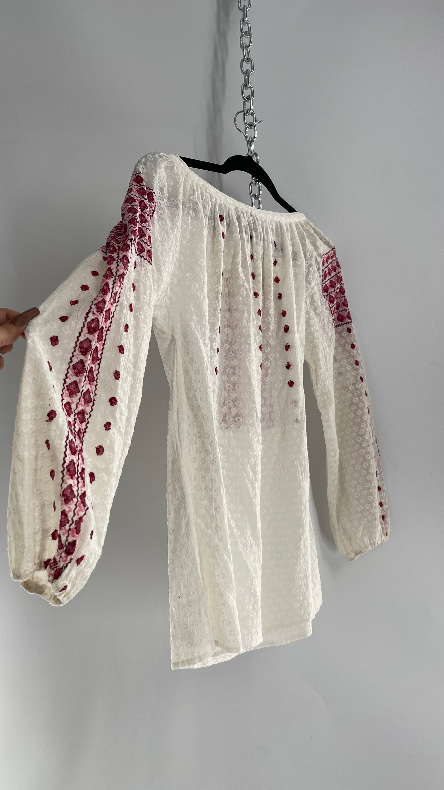 Vintage 1970s Made in India Cotton /Baumwolle Blouse with Fuchsia Embroidered Sleeves and Bust (Medium)