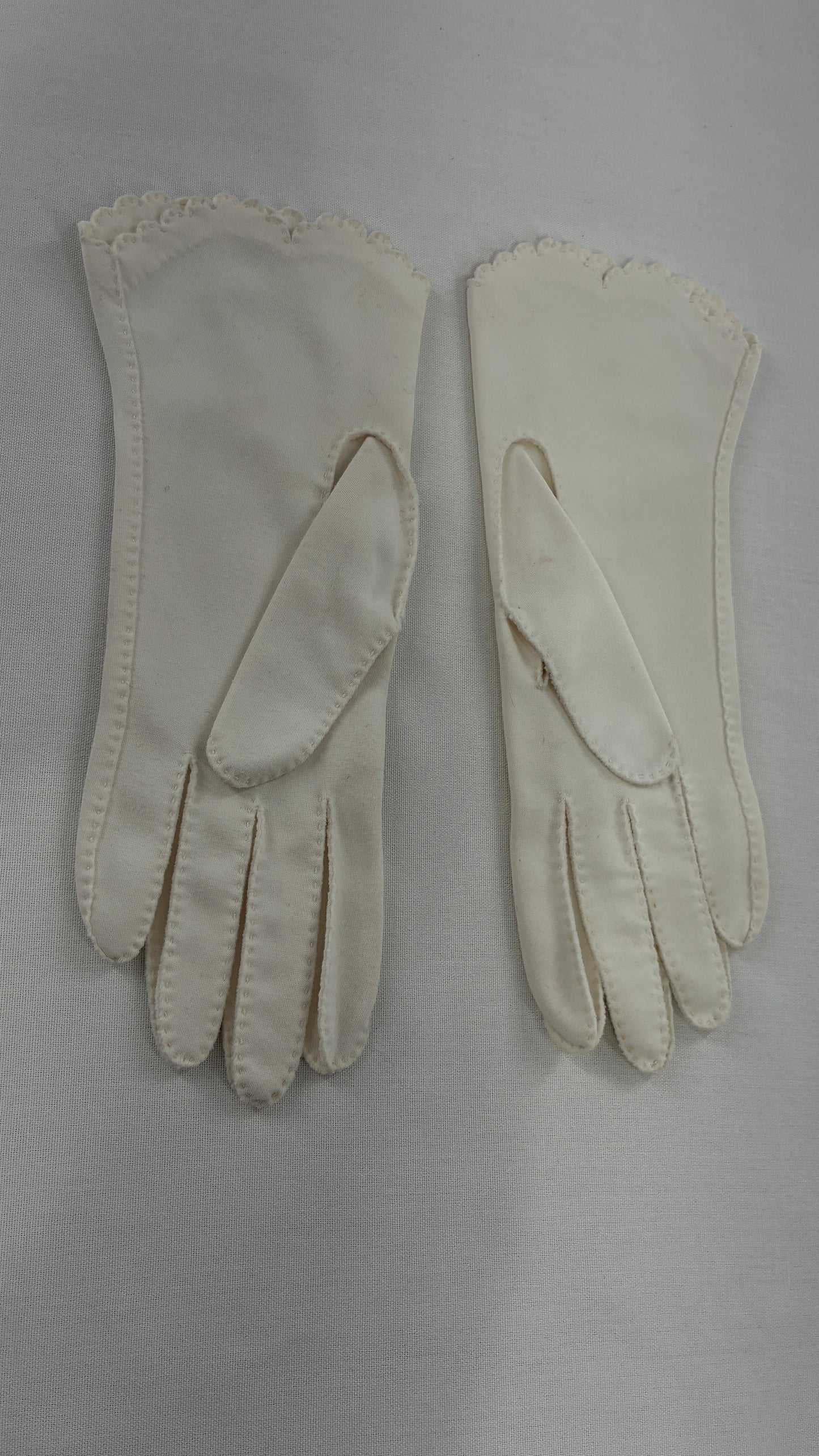 Vintage 1940s Handmade Off White Short Gloves with Scalloped Wrist
