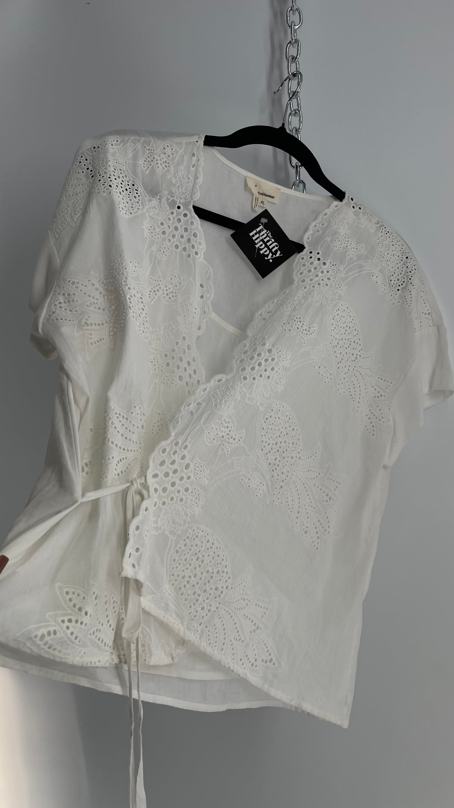 Anthropologie The Korner White Top with Eyelet Lace Scalloped Details (XL)