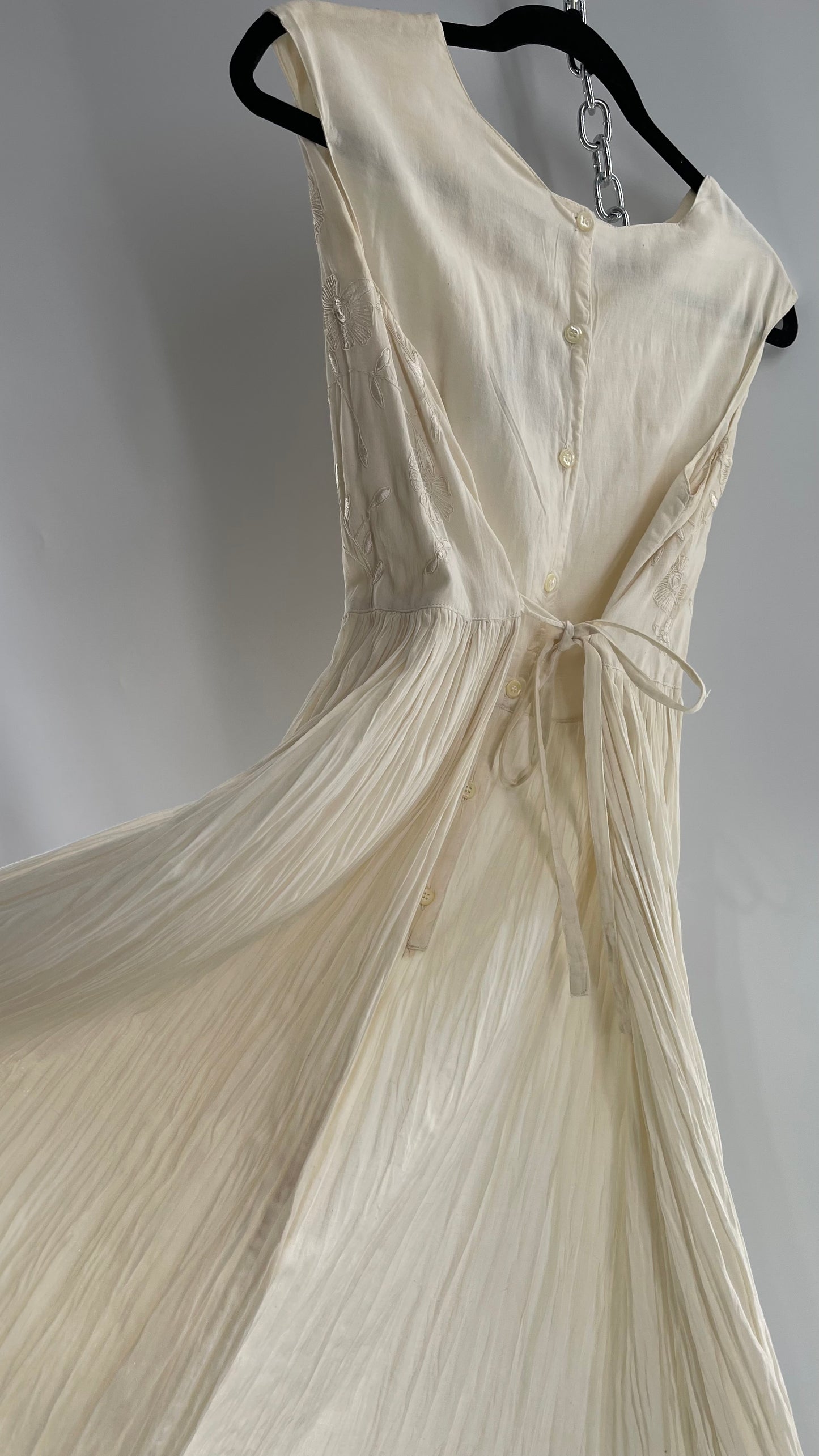 Vintage Made in India 1960s/1970s 95% Cotton Off White Karavan Gown with Crimped Body and Embroidered Bust (Large)