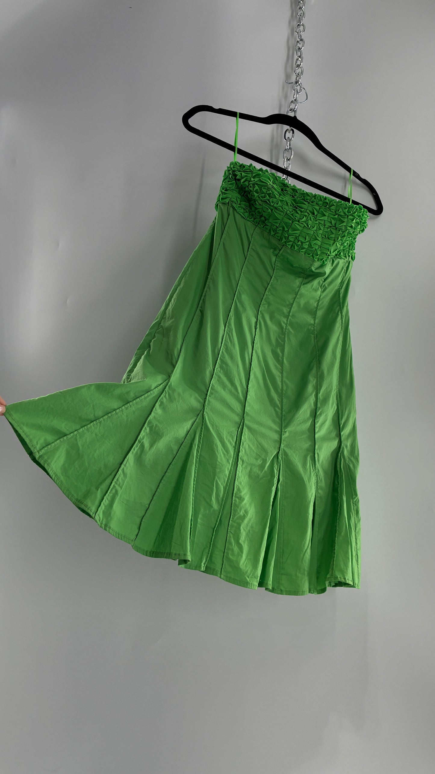 Vintage VENUS Green Pleated Mini Dress with Ruffled Bust Detail and Flared Out Hem (4)