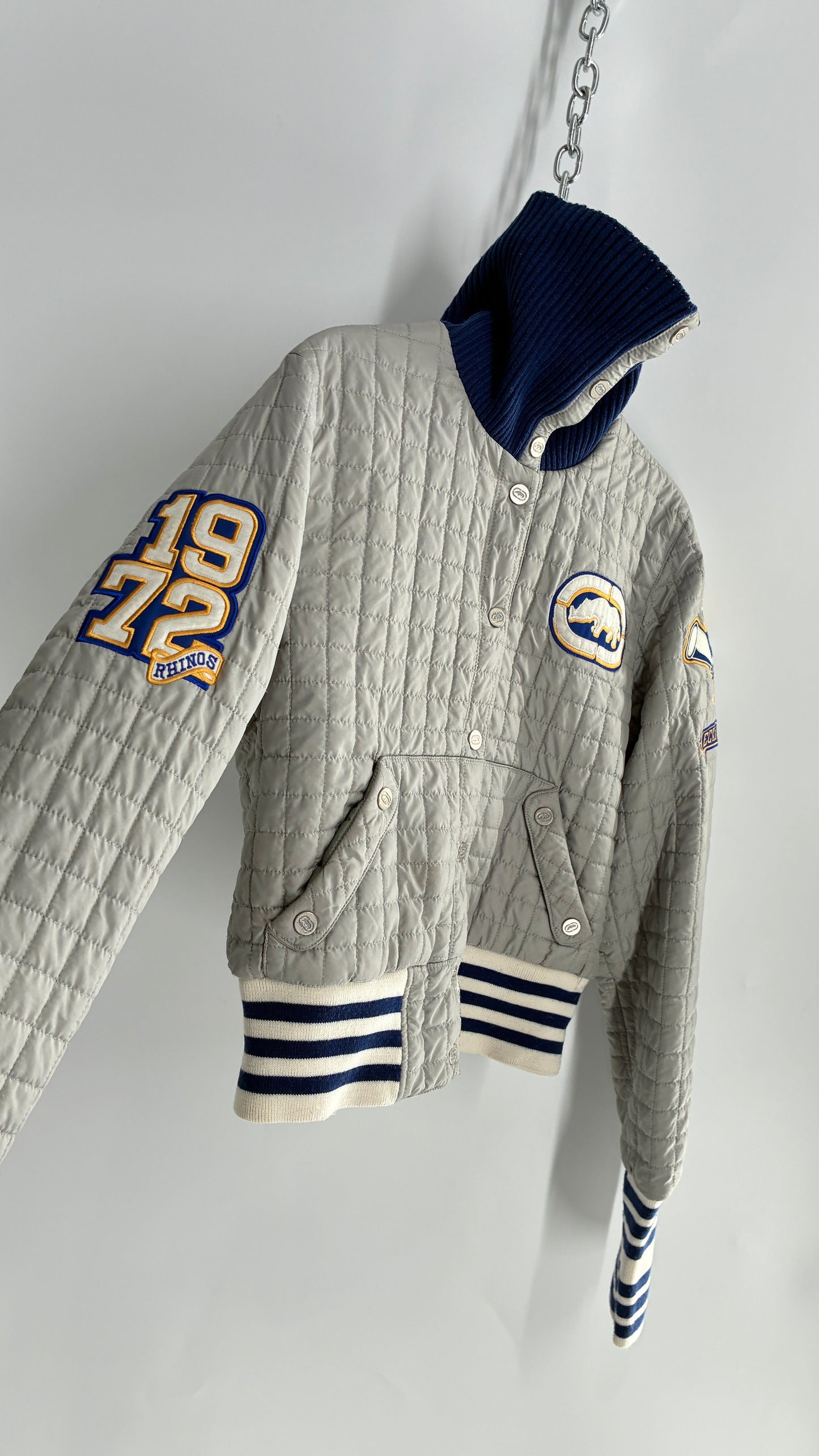 RARE Vintage EckoRed Grey Quilted Cropped Jacket with Button Down Collar and Patches (Large)