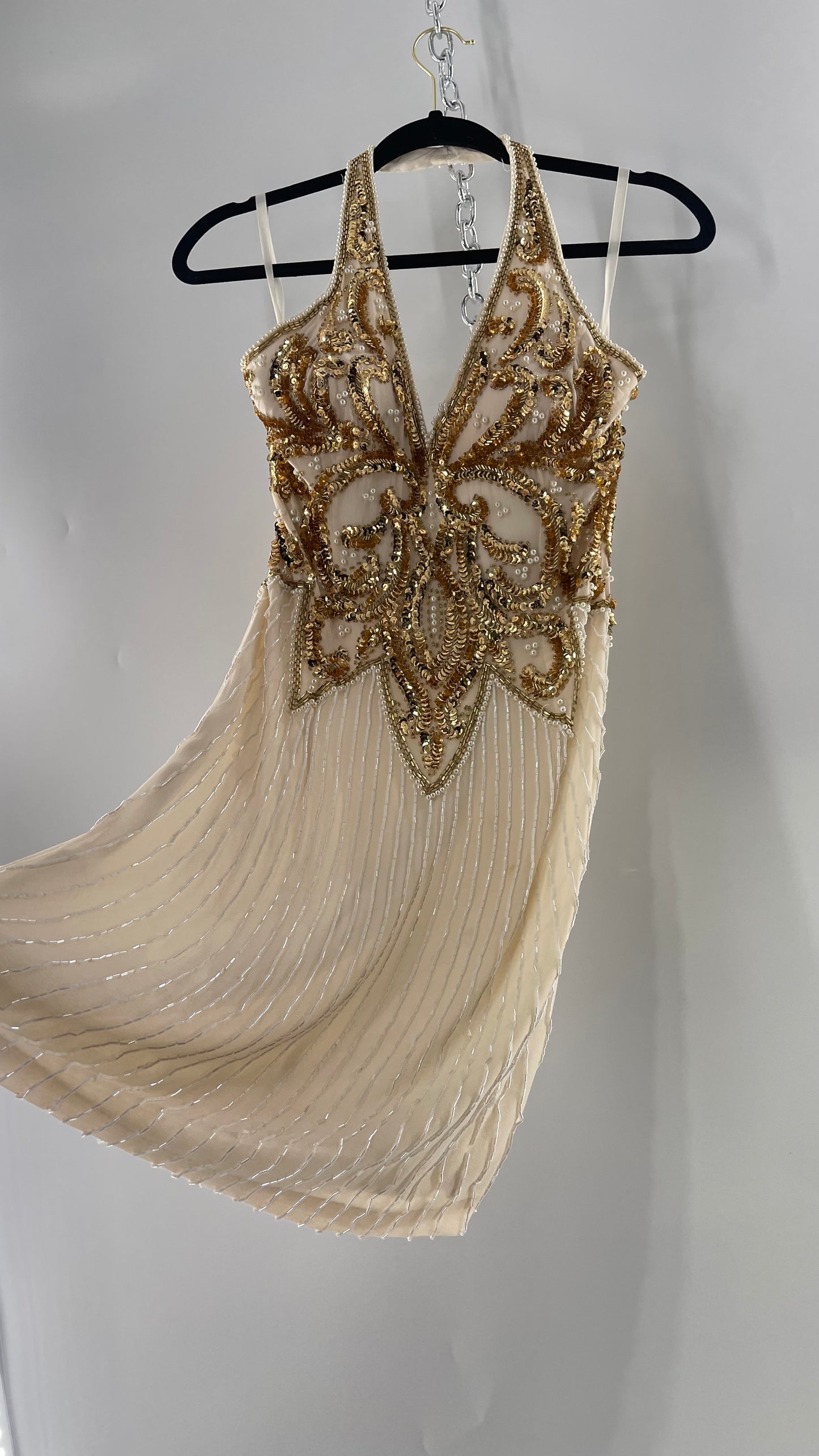 Cache Beaded Old Hollywood Glam White Beaded BodyCon Mini Dress with Halter Neckline and Bedazzled Gold Sequin Bust (4)