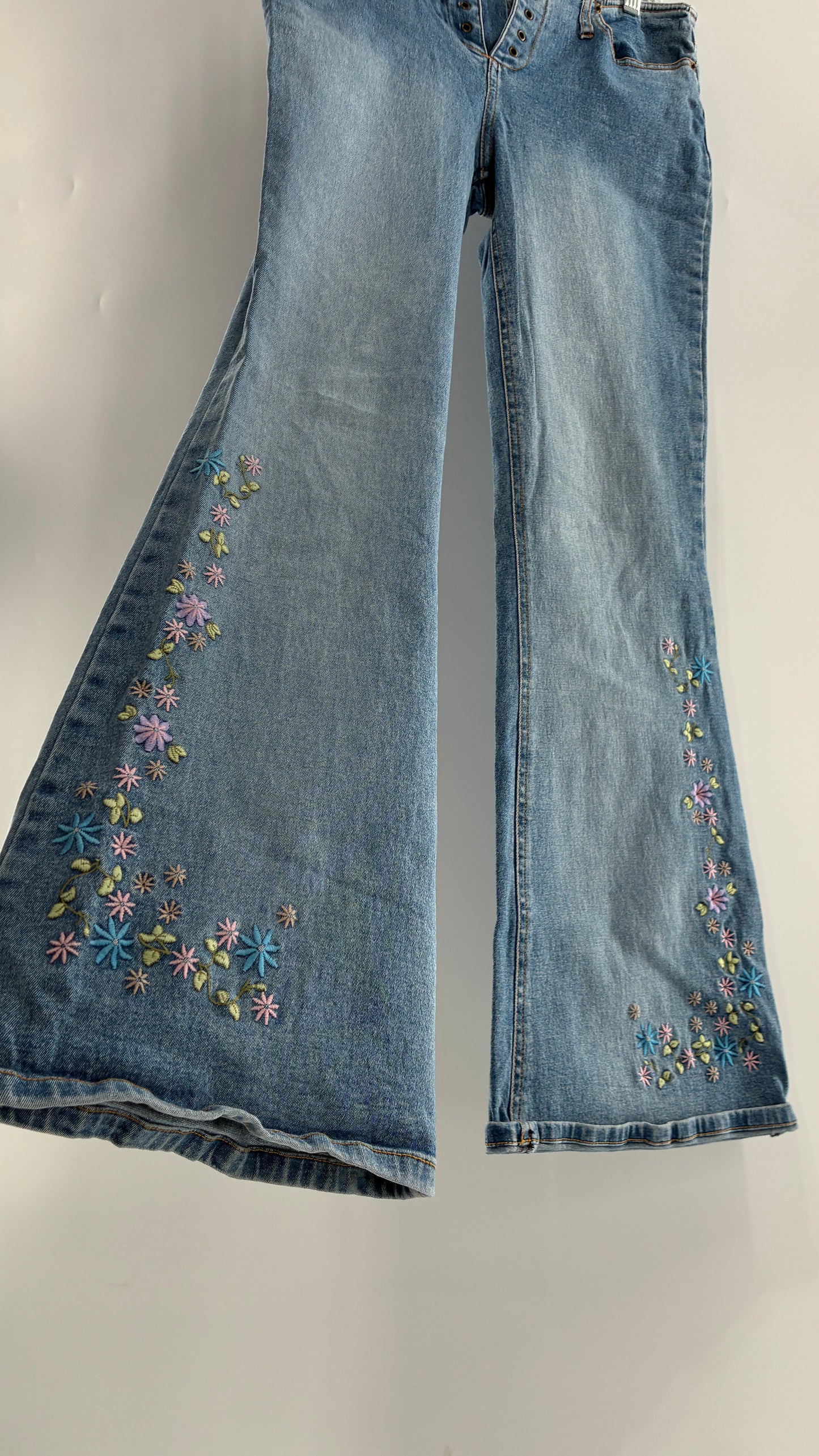 Vintage MUDD Light Wash, Low Rise Jeans with Grommet Waistband and Embroidered Florals (11)