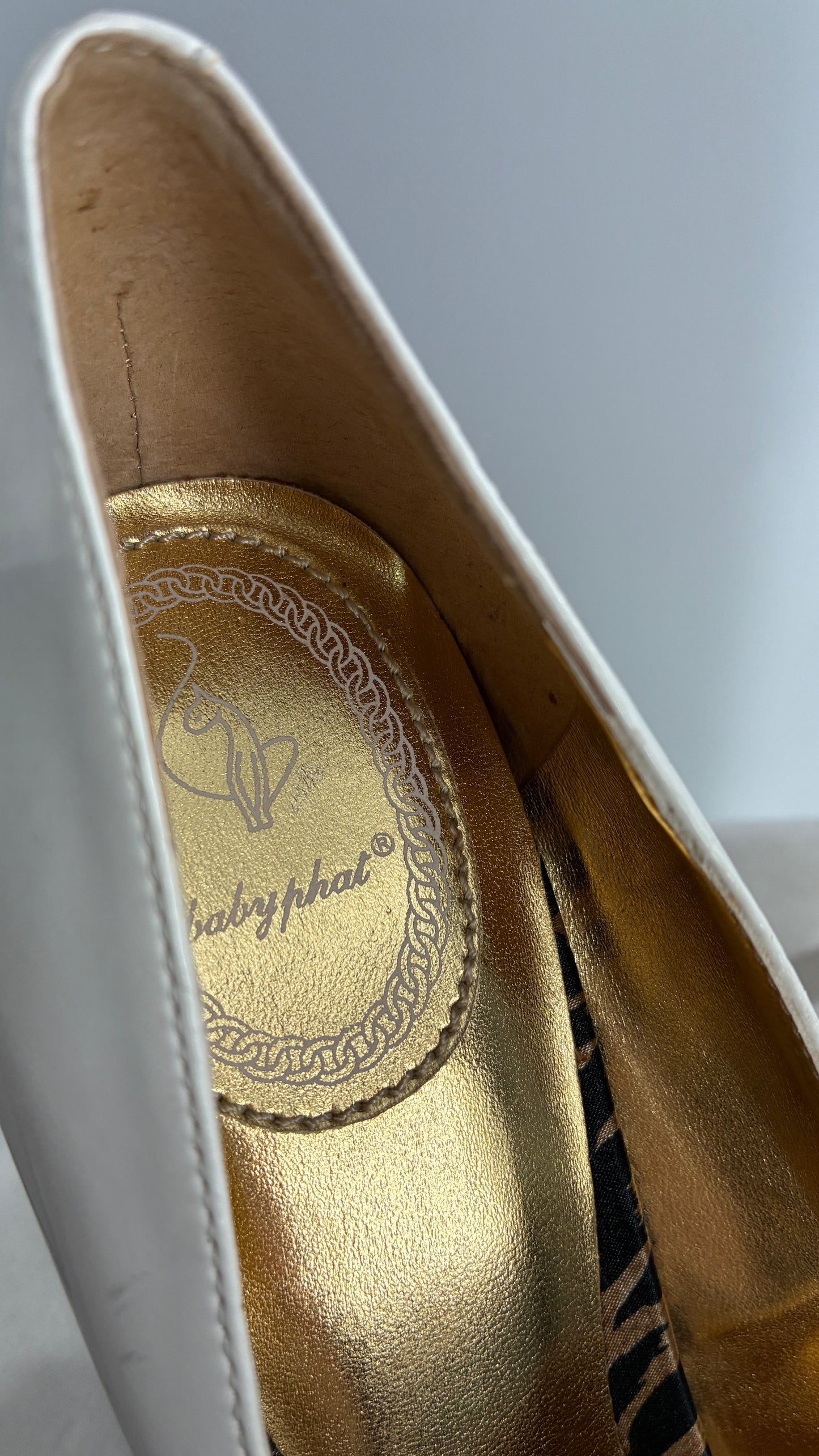 Vintage BABY PHAT White Pointed Toe Heel with Logo Buckle, and Gold Cat Engraved Heel (7.5)