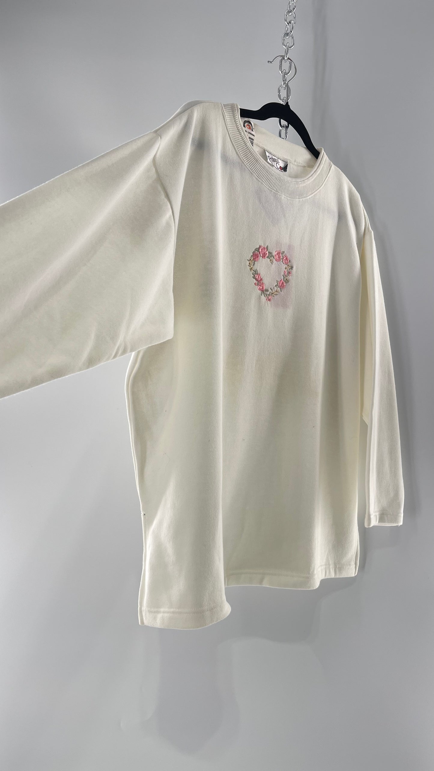Deadstock 1990s Vintage Pebble Court Pink Rose Embroidered Heart Ivory Crewneck (Large)