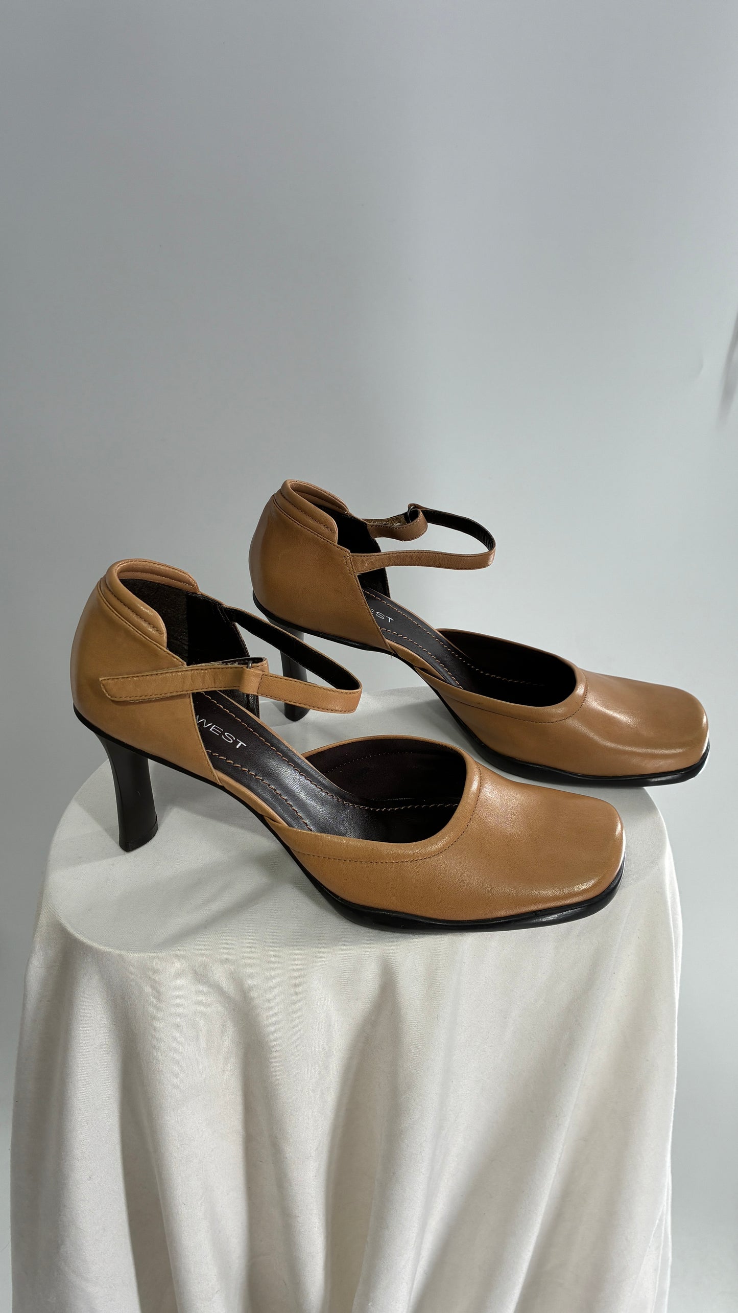 Vintage Nine West Camel Leather Square Toe Mary Jane Style Heels (8.5)