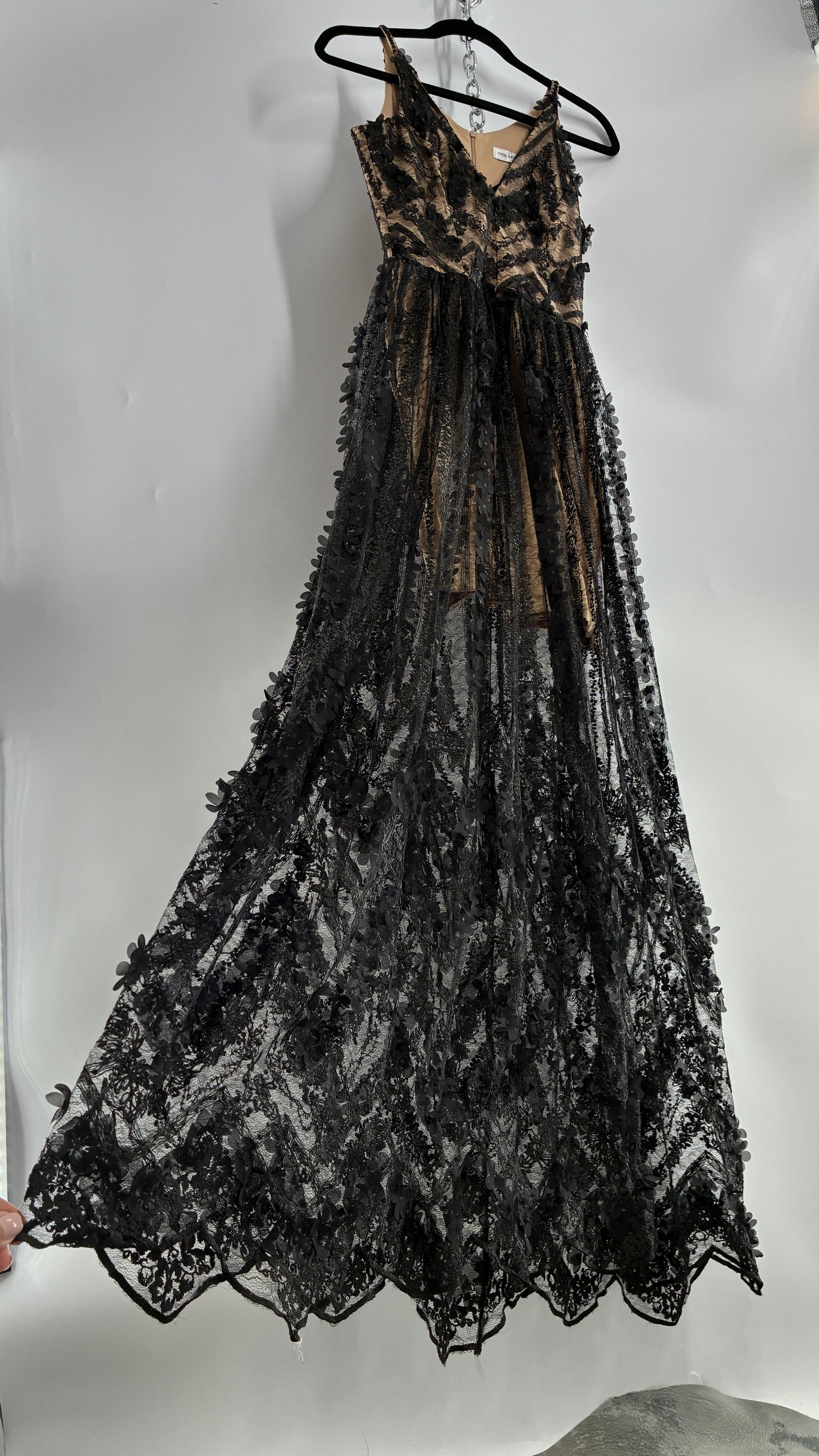 DRESS THE POPULATION Nude Underlay Black 3D Floral Lace Appliqué Overlay Dress (Small)