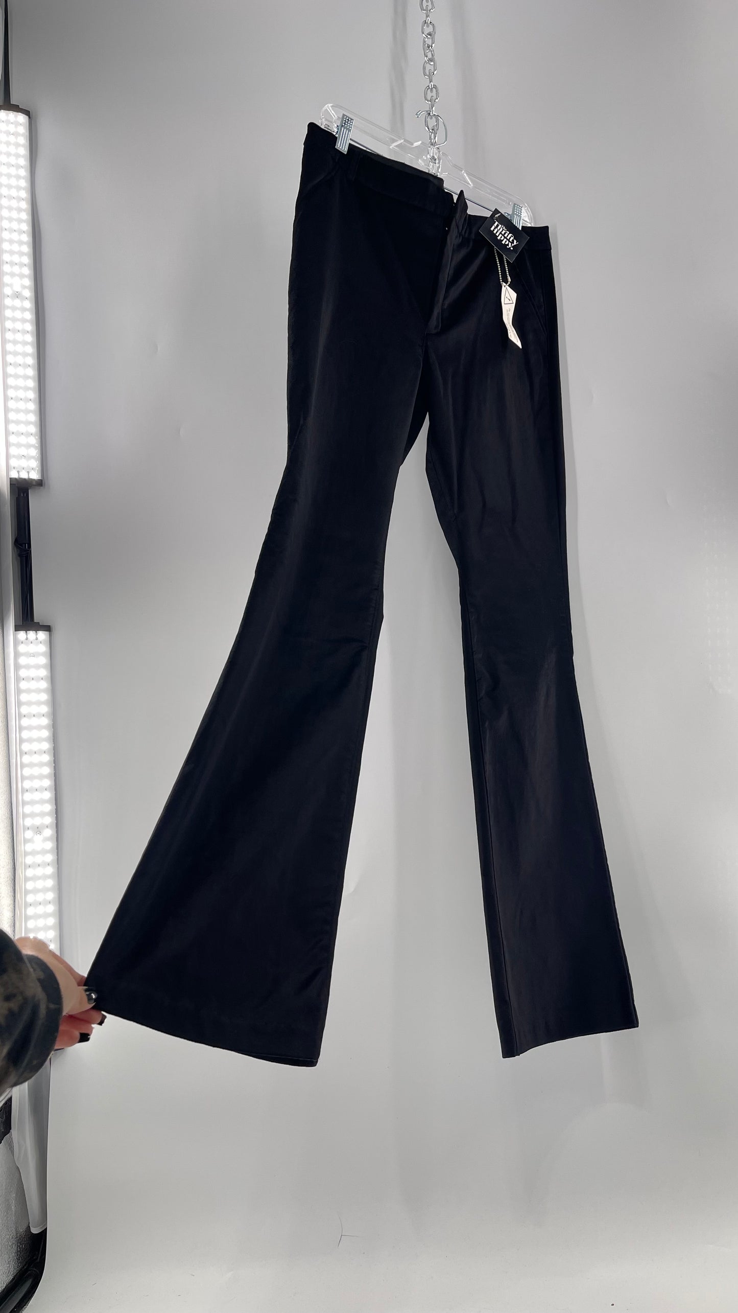 BLANK NYC Black Velvet Kick Flares (31) tá
