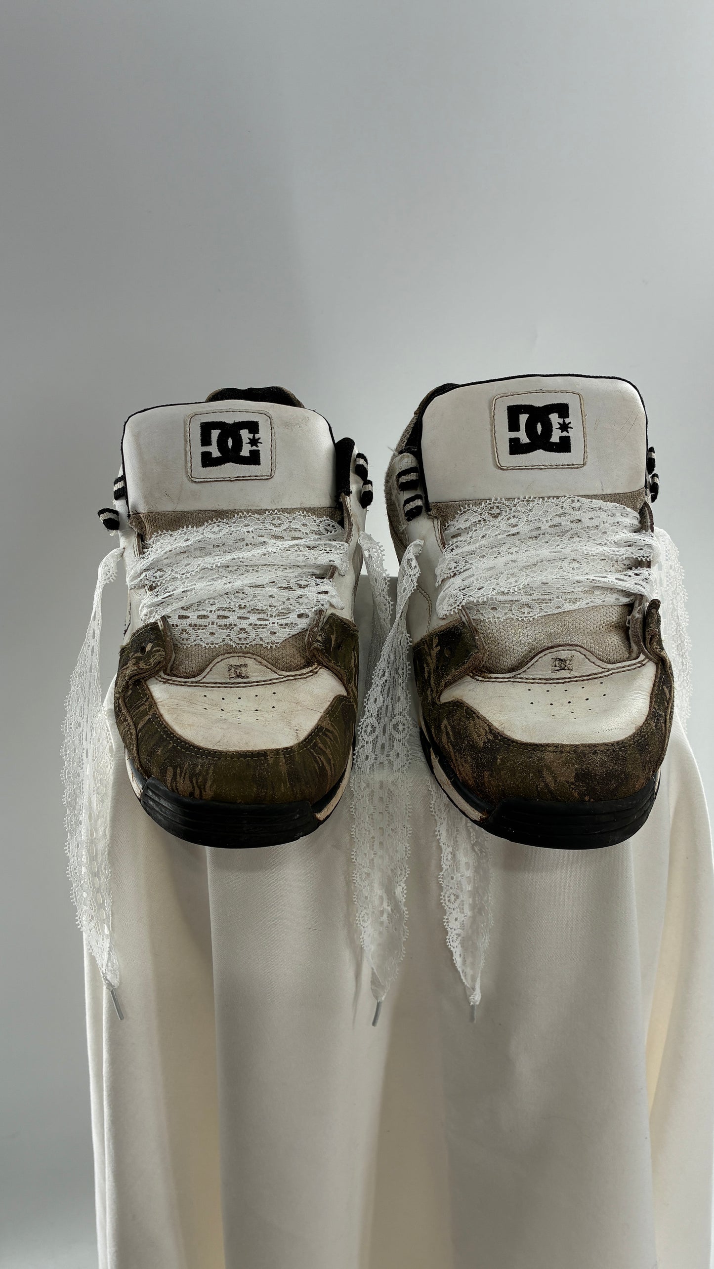 Vintage DC Distressed Camo Men’s Sneakers with Lace Trim Laces (12)