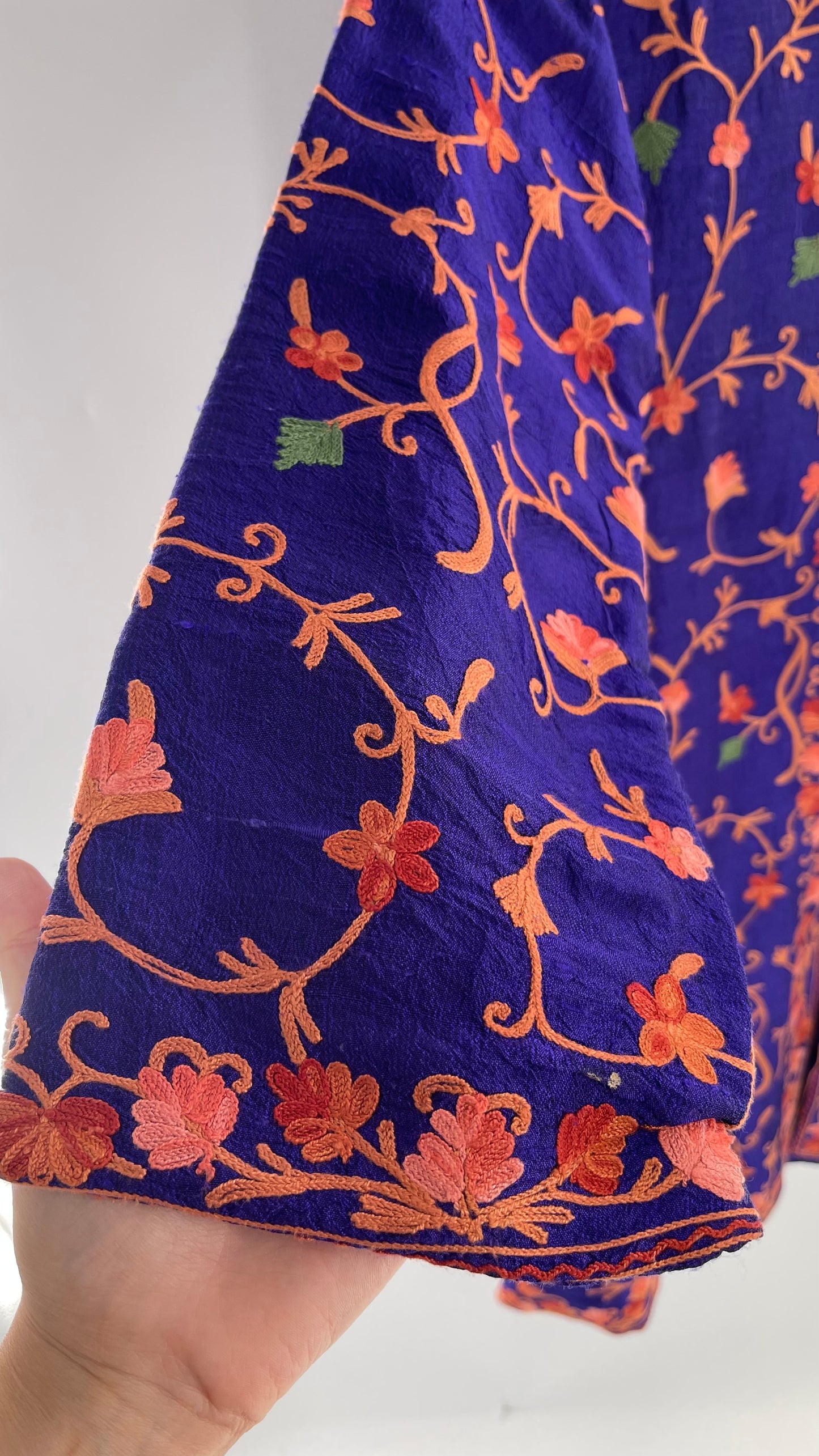 Vintage 1970s Indian Silk Long Purple Kashmiri Coat with Contrasting Embroidered Coral/Salmon Florals (S/M)