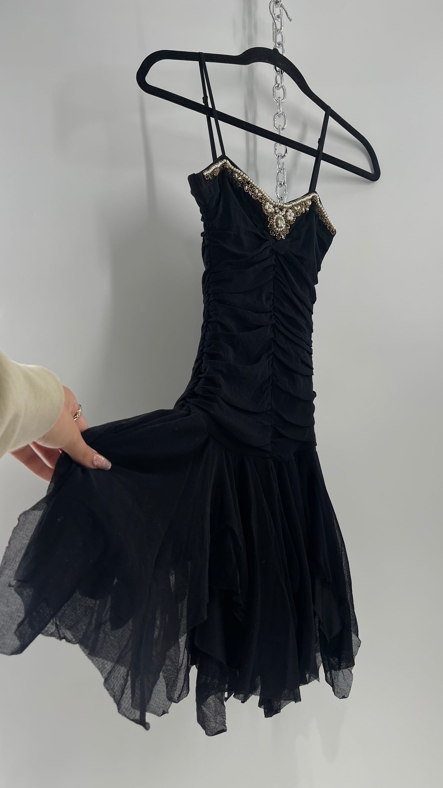 Um Deix Trois - Saks Fifth Avenue - Vintage - Black Sleeveless Dress Ruched Bodice With Beaded Neckline ( Size 14 )