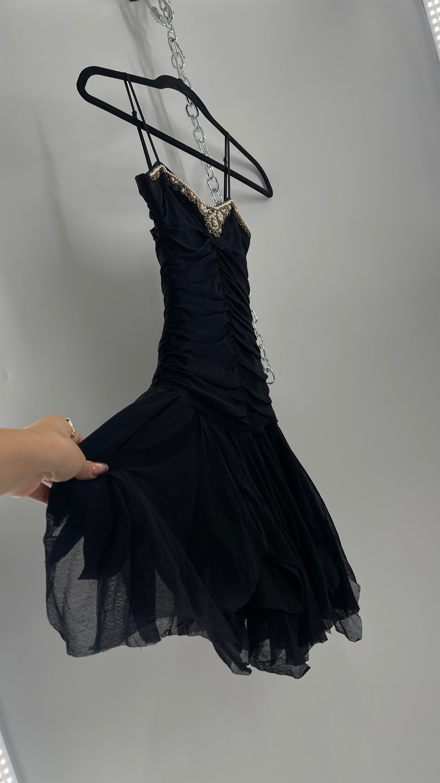 Um Deix Trois - Saks Fifth Avenue - Vintage - Black Sleeveless Dress Ruched Bodice With Beaded Neckline ( Size 14 )