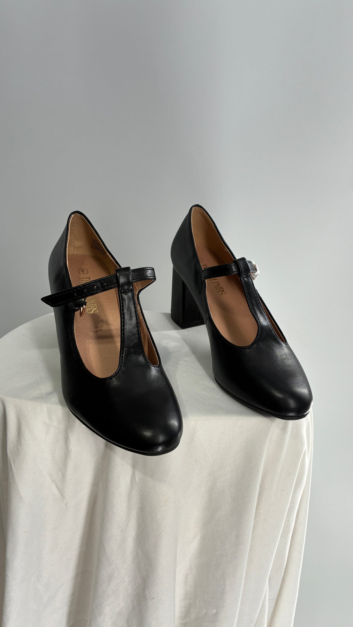 Deadstock Vintage DREAM PAIRS Black Leather Mary Jane Style T Strap Heel (6)