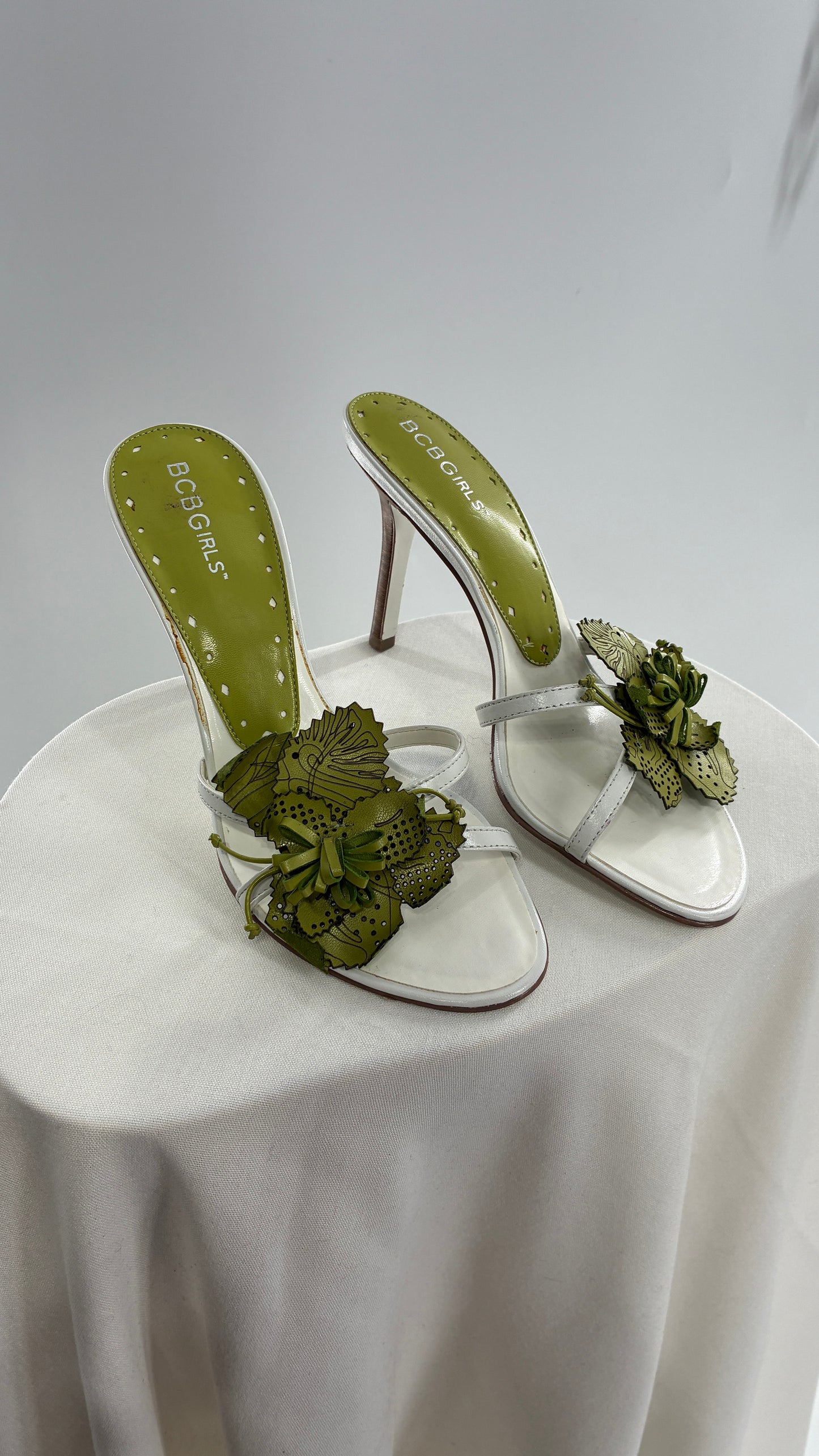 Vintage 1990s BCBGirls Floral Hibiscus Kitten Heel (5.5)
