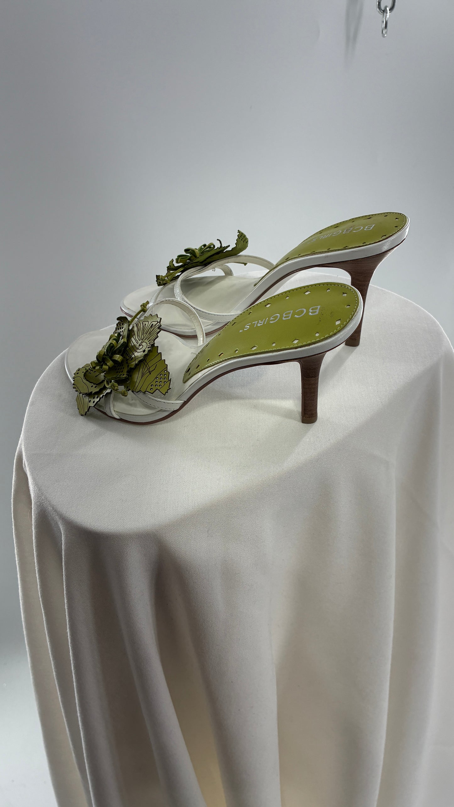 Vintage 1990s BCBGirls Floral Hibiscus Kitten Heel (5.5)