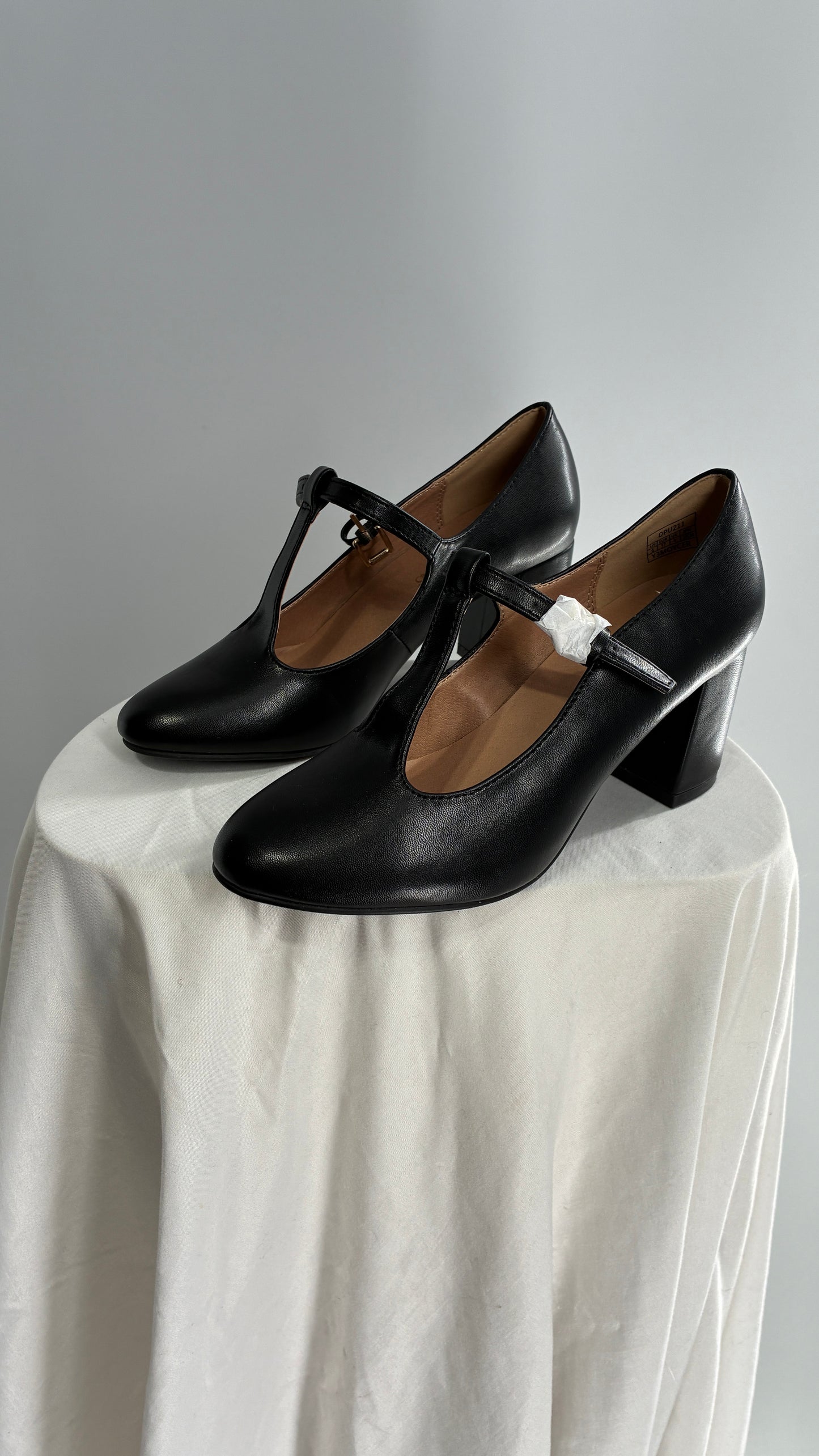 Deadstock Vintage DREAM PAIRS Black Leather Mary Jane Style T Strap Heel (6)