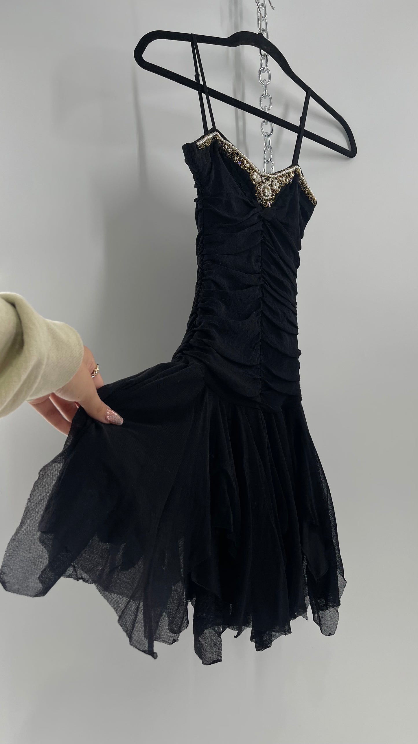 Um Deix Trois - Saks Fifth Avenue - Vintage - Black Sleeveless Dress Ruched Bodice With Beaded Neckline ( Size 14 )