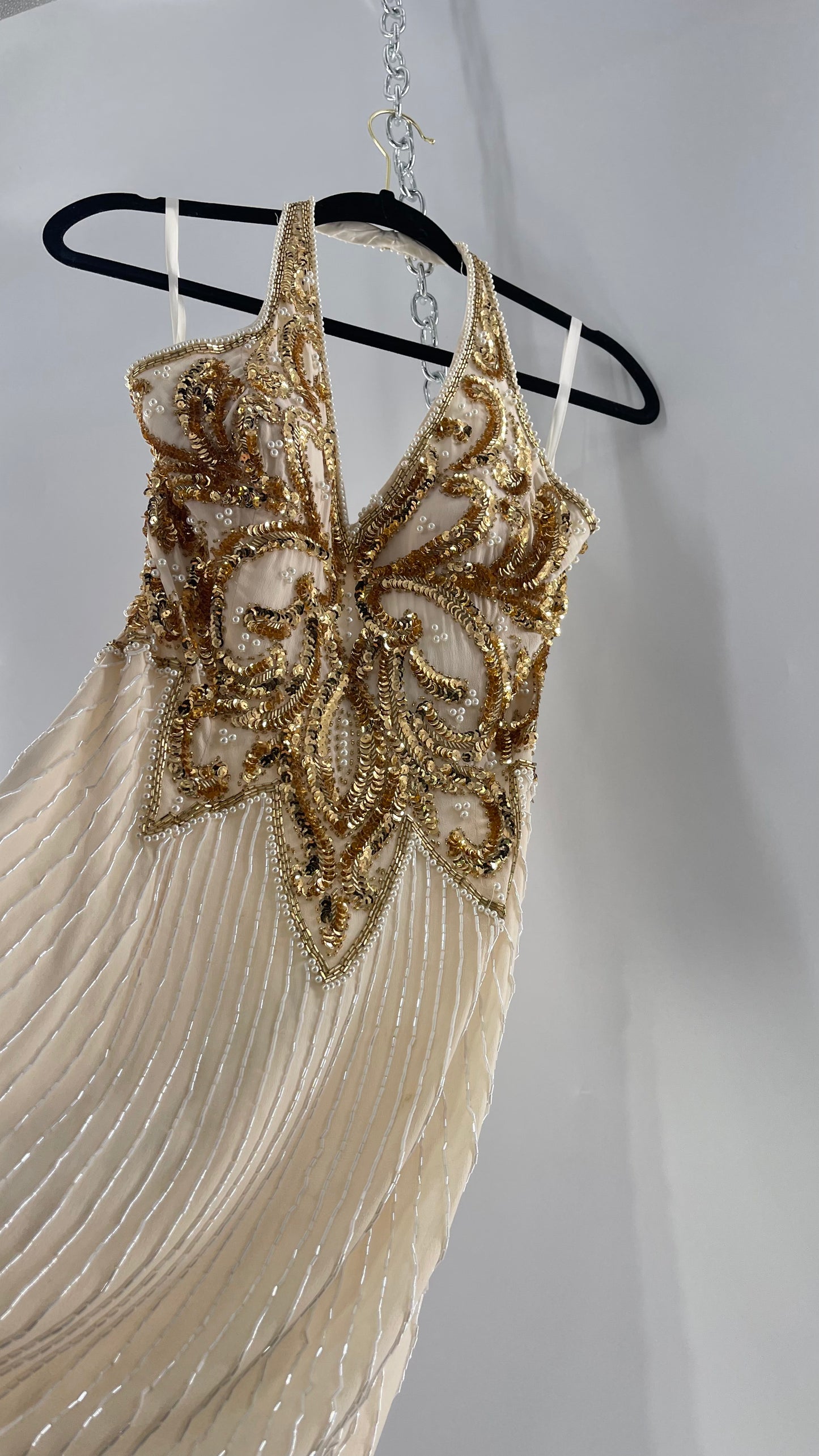 Cache Beaded Old Hollywood Glam White Beaded BodyCon Mini Dress with Halter Neckline and Bedazzled Gold Sequin Bust (4)