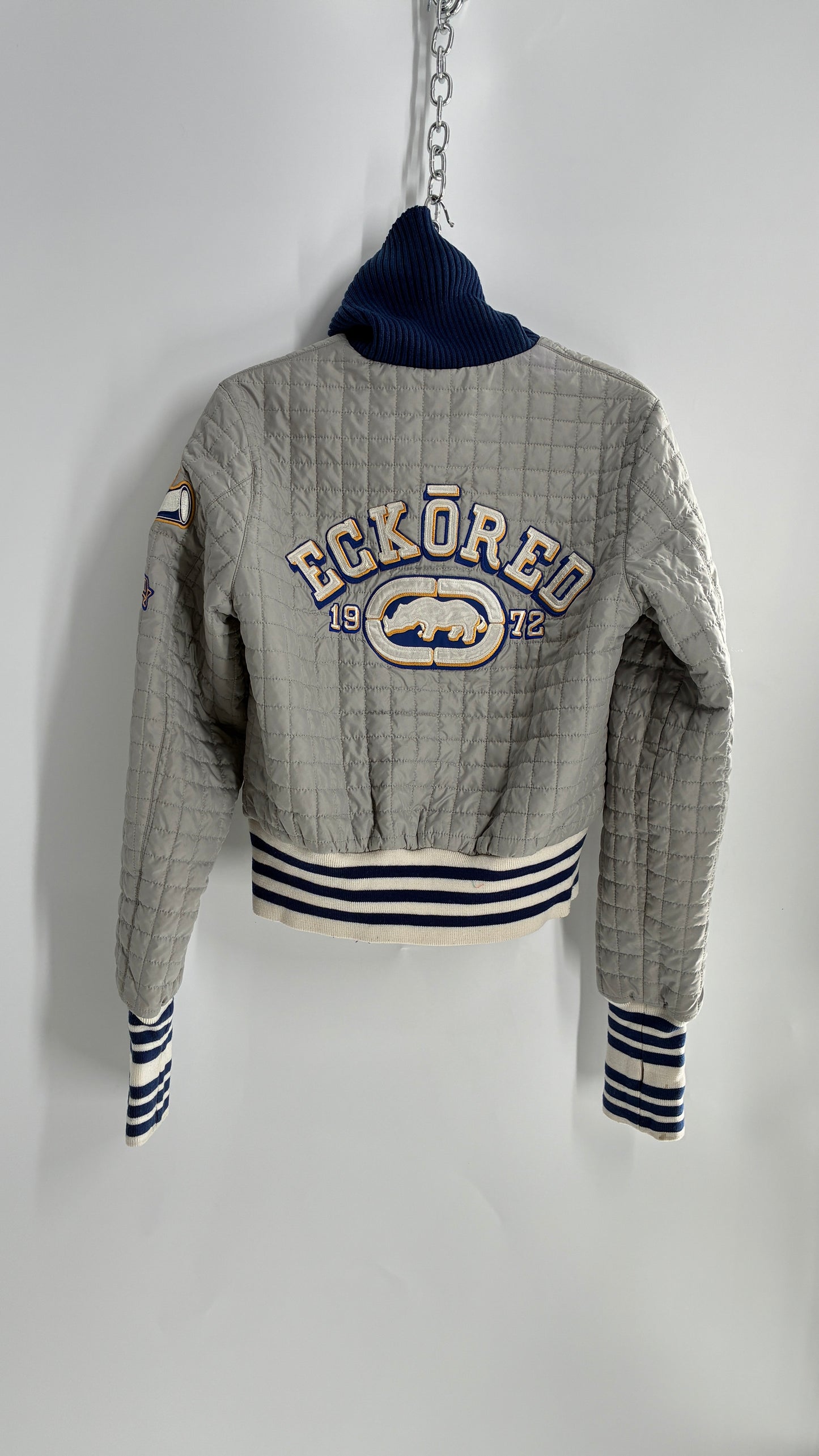 RARE Vintage EckoRed Grey Quilted Cropped Jacket with Button Down Collar and Patches (Large)