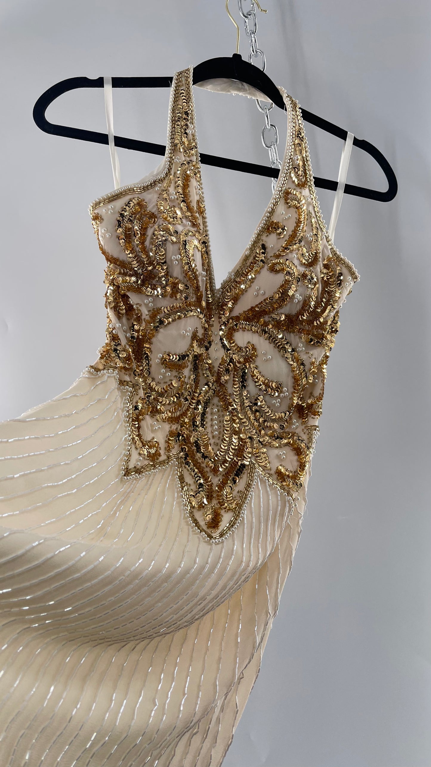 Cache Beaded Old Hollywood Glam White Beaded BodyCon Mini Dress with Halter Neckline and Bedazzled Gold Sequin Bust (4)