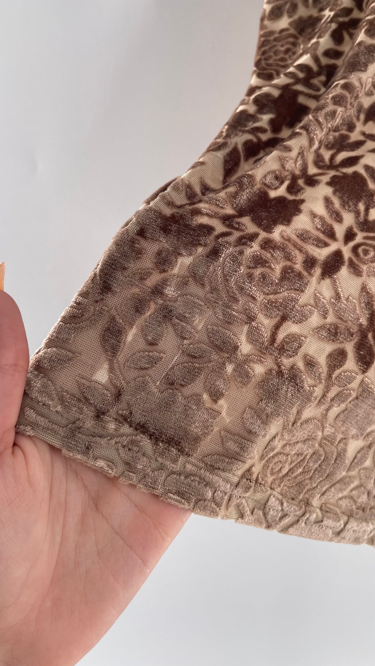 Caffeine Tan/Champagne Velvet Rose Short Sleeve (Medium)