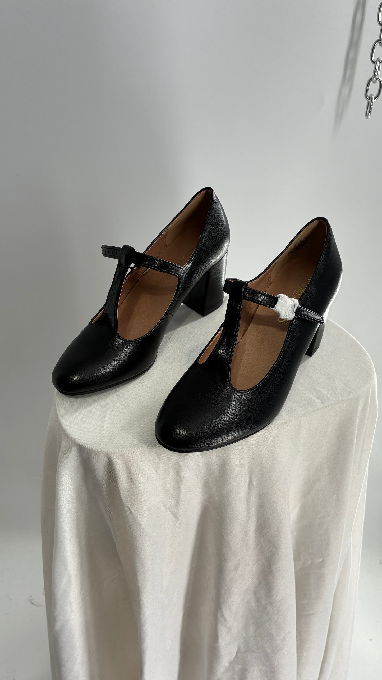 Deadstock Vintage DREAM PAIRS Black Leather Mary Jane Style T Strap Heel (6)