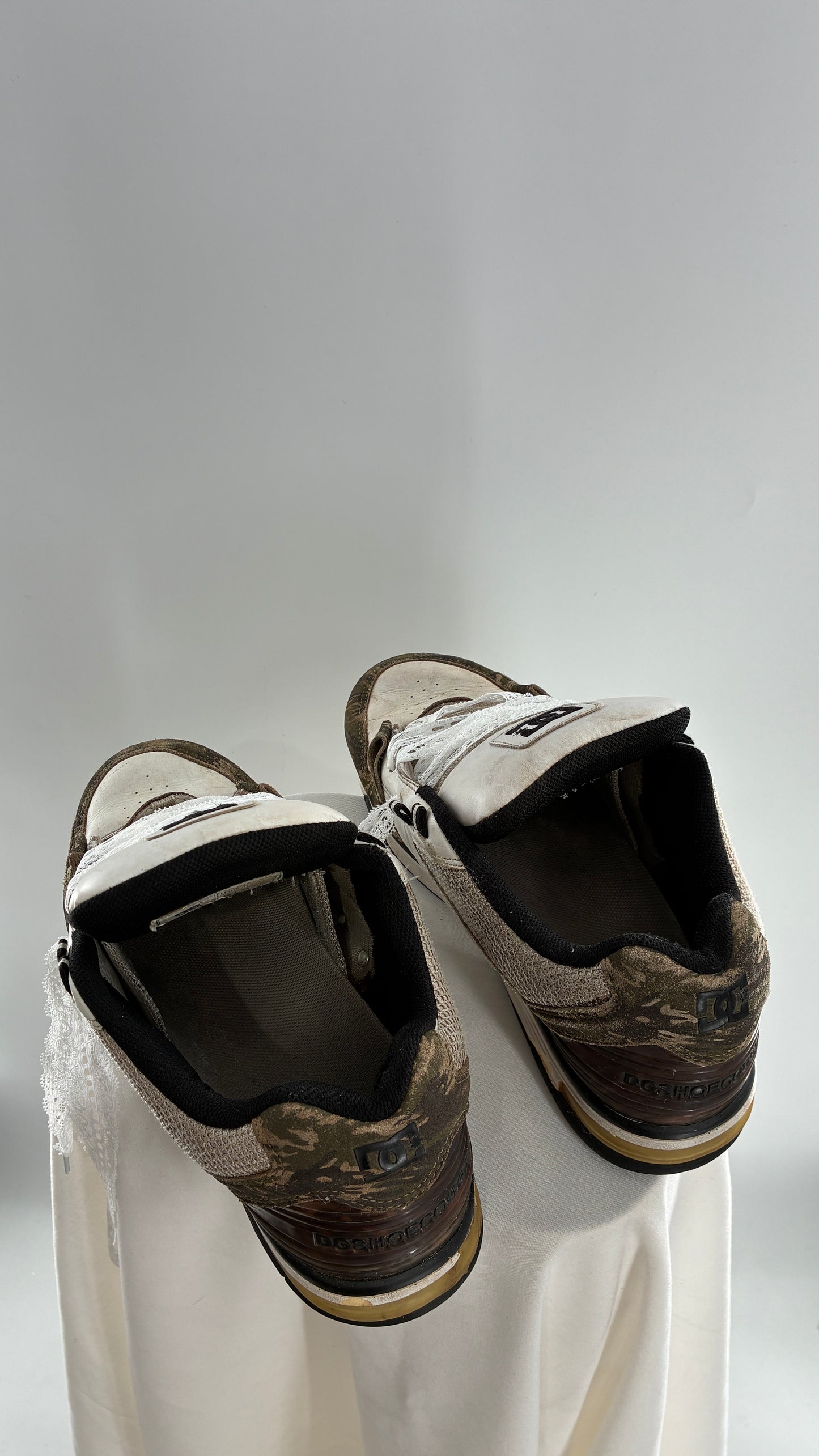 Vintage DC Distressed Camo Men’s Sneakers with Lace Trim Laces (12)