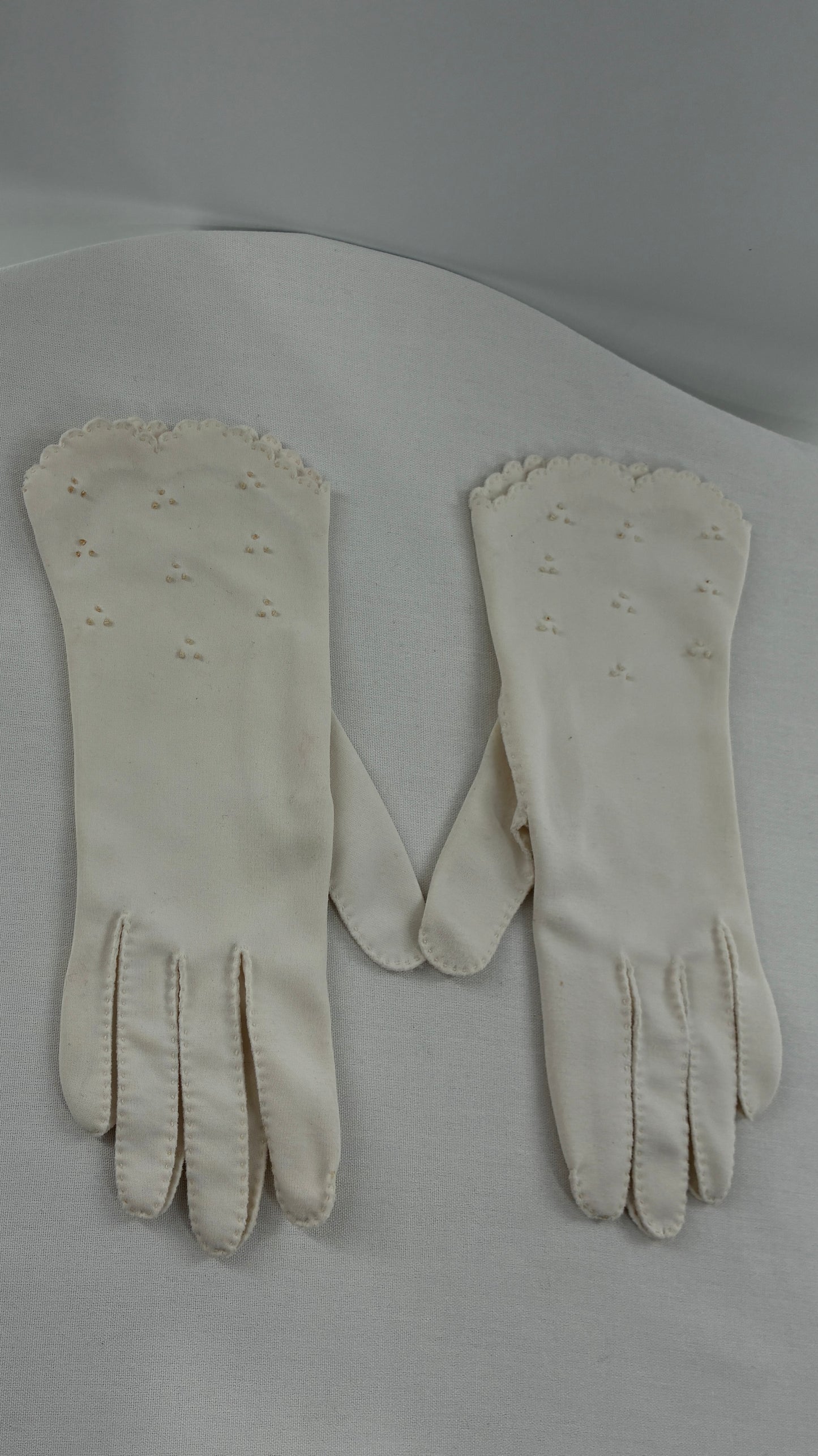 Vintage 1940s Handmade Off White Short Gloves with Scalloped Wrist