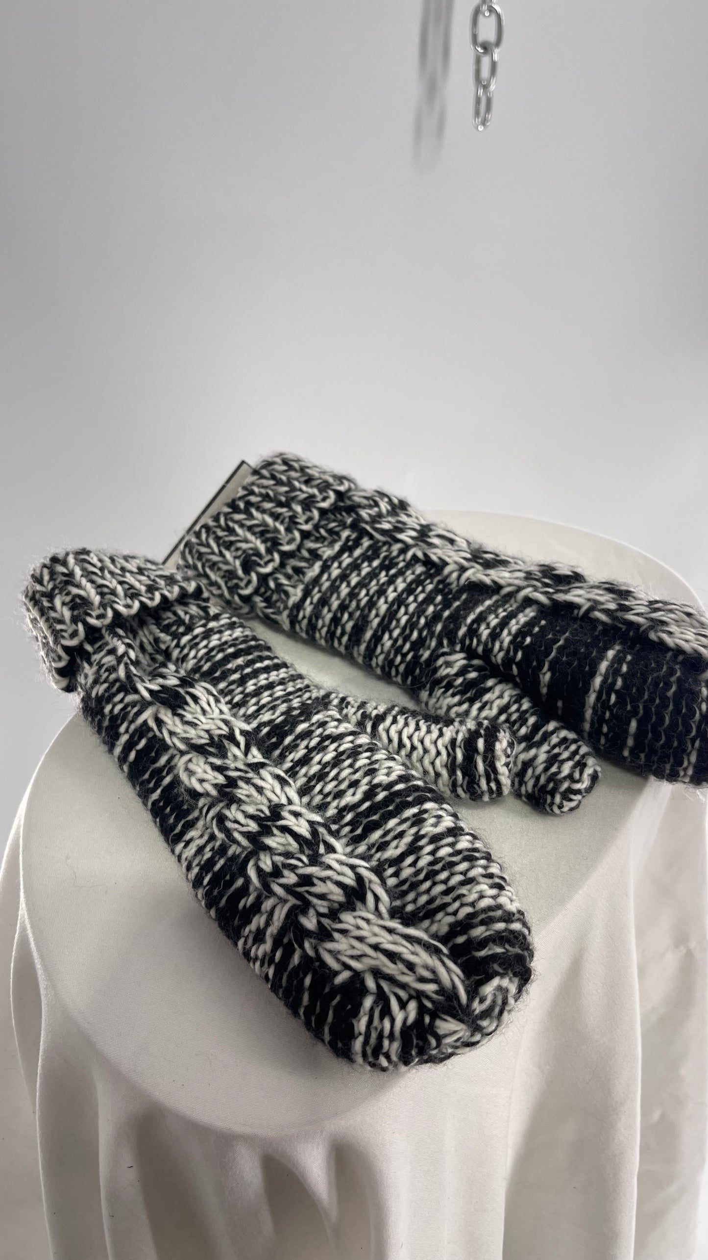 Maurices Anthropologie Black and White Knit Mittens