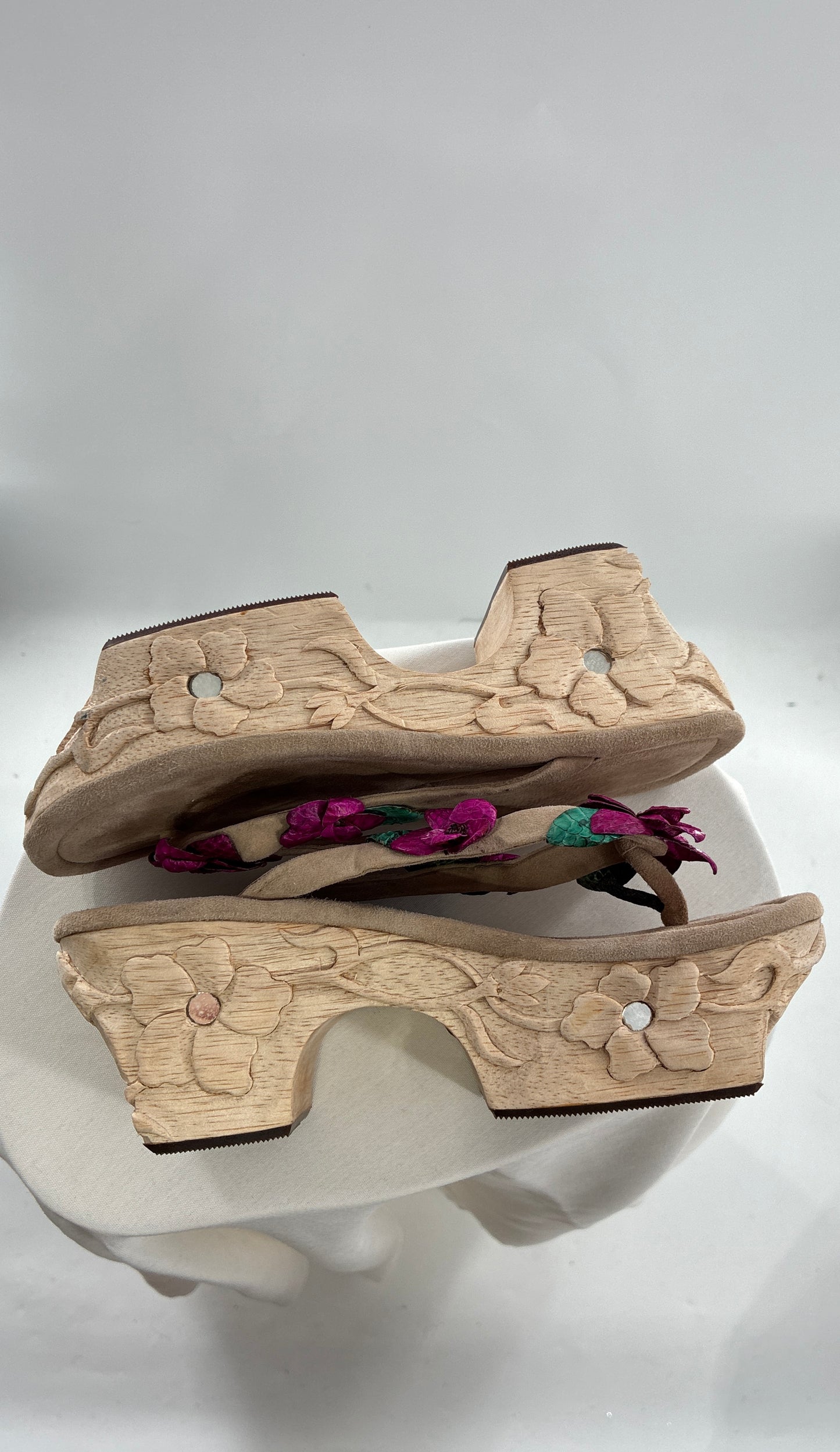 RARE Vintage VALERIA LACERDA Wooden Platform Sandal with Engraved Florals, Fuchsia Flowers and Mirror Details (7)