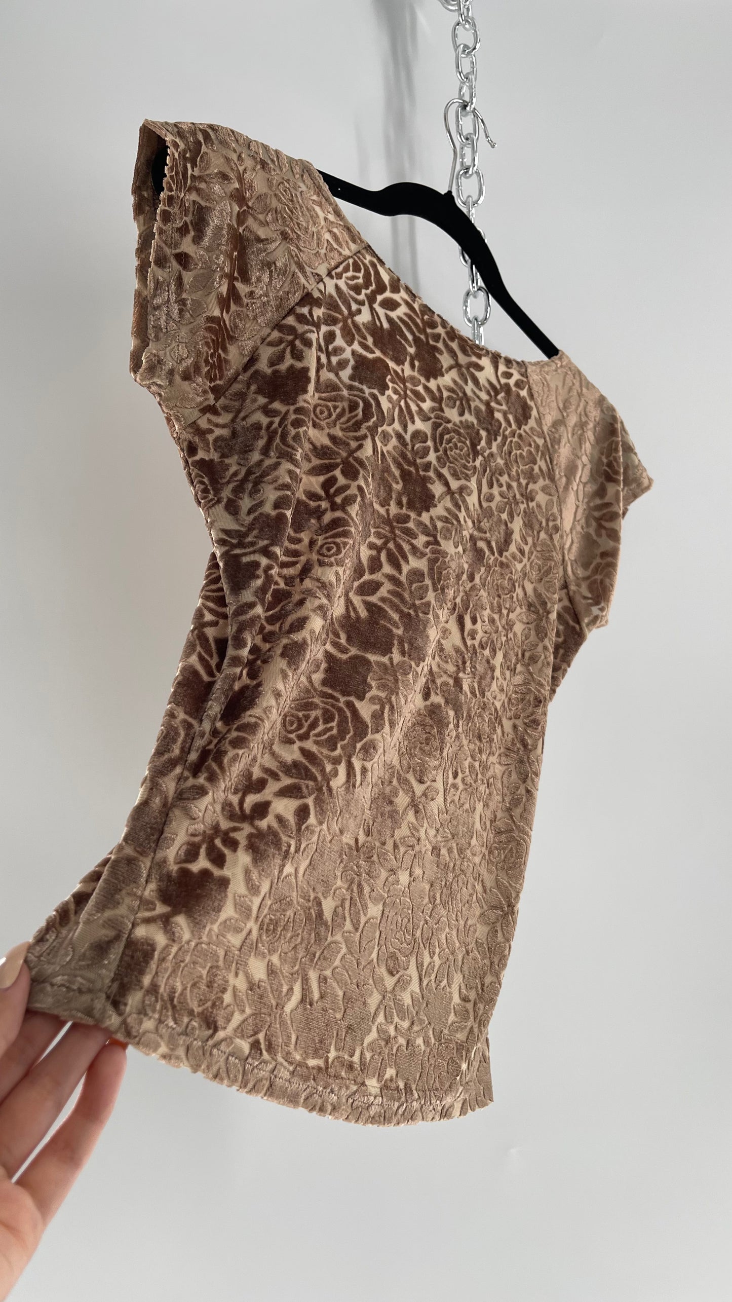 Caffeine Tan/Champagne Velvet Rose Short Sleeve (Medium)