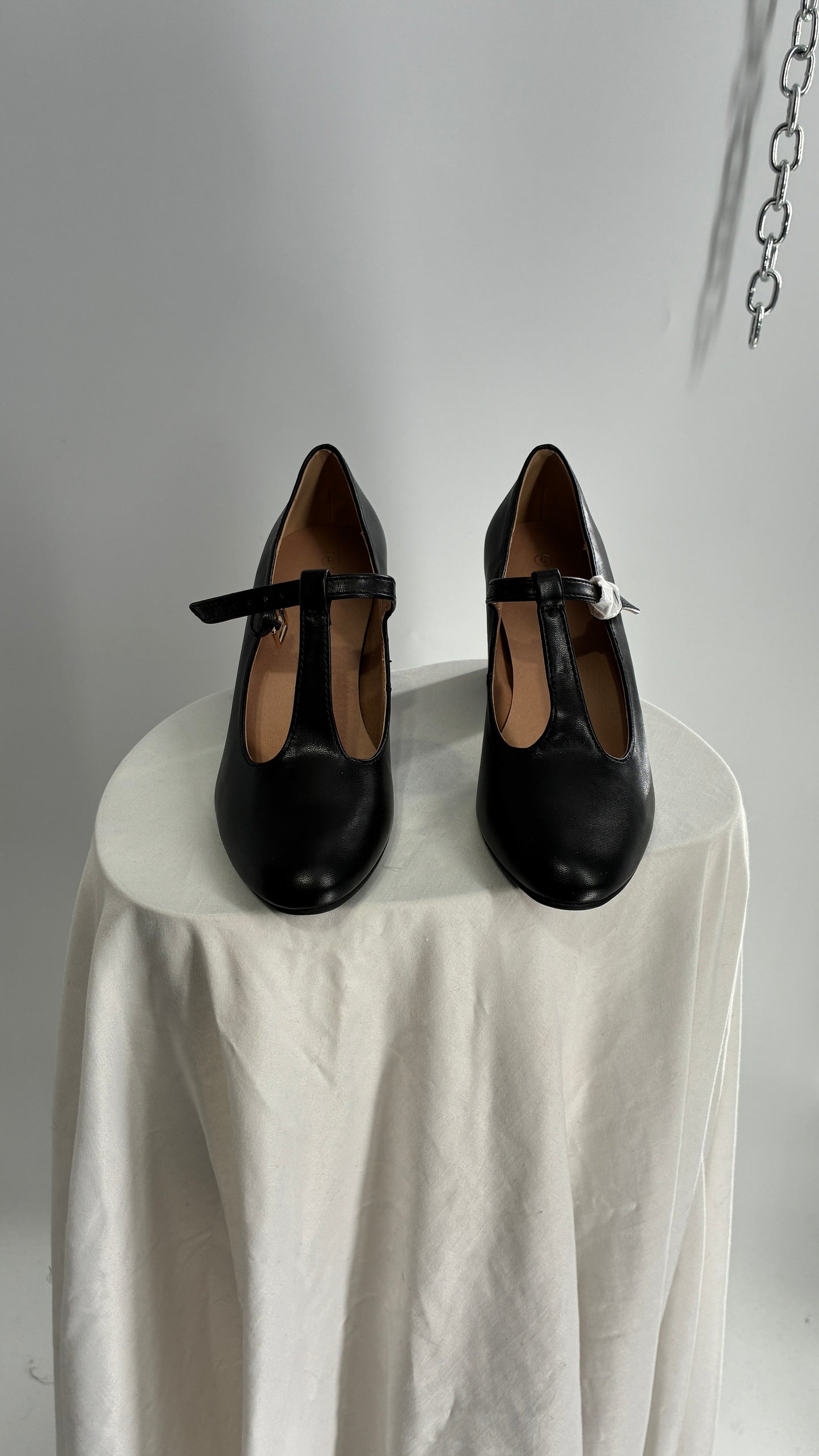 Deadstock Vintage DREAM PAIRS Black Leather Mary Jane Style T Strap Heel (6)