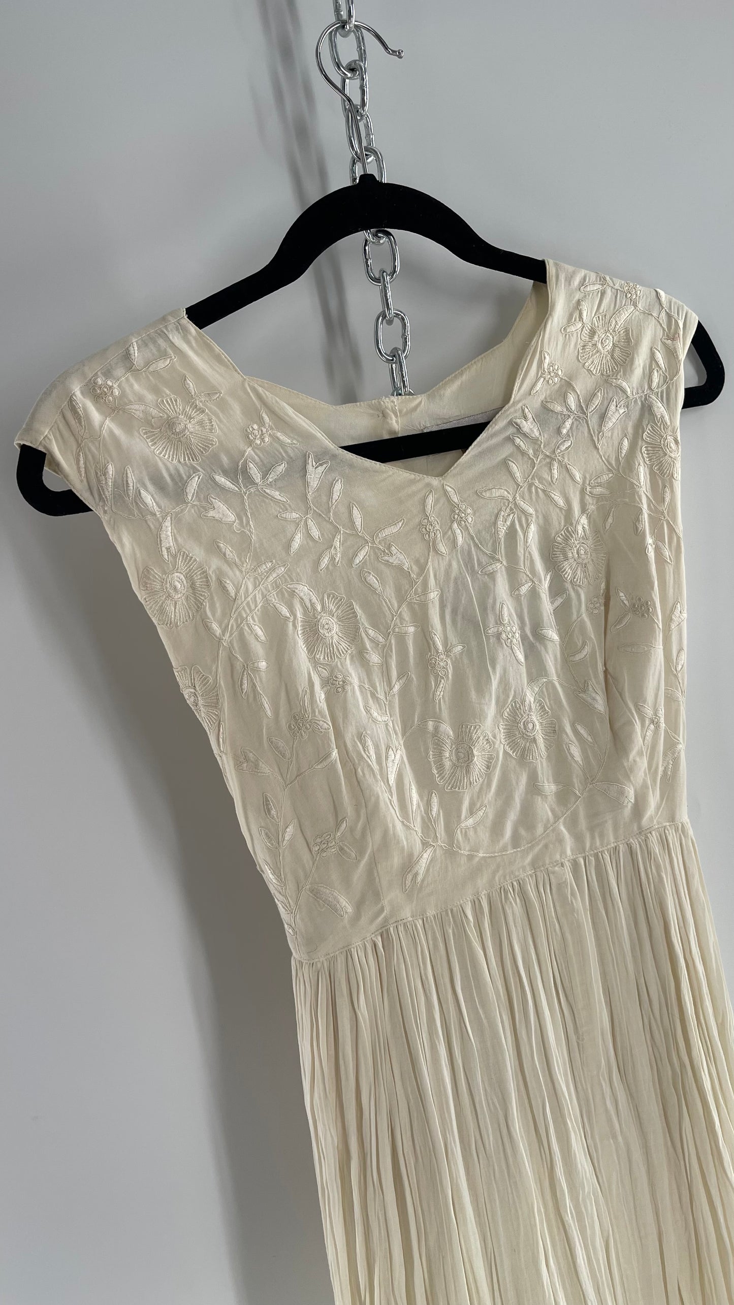 Vintage Made in India 1960s/1970s 95% Cotton Off White Karavan Gown with Crimped Body and Embroidered Bust (Large)