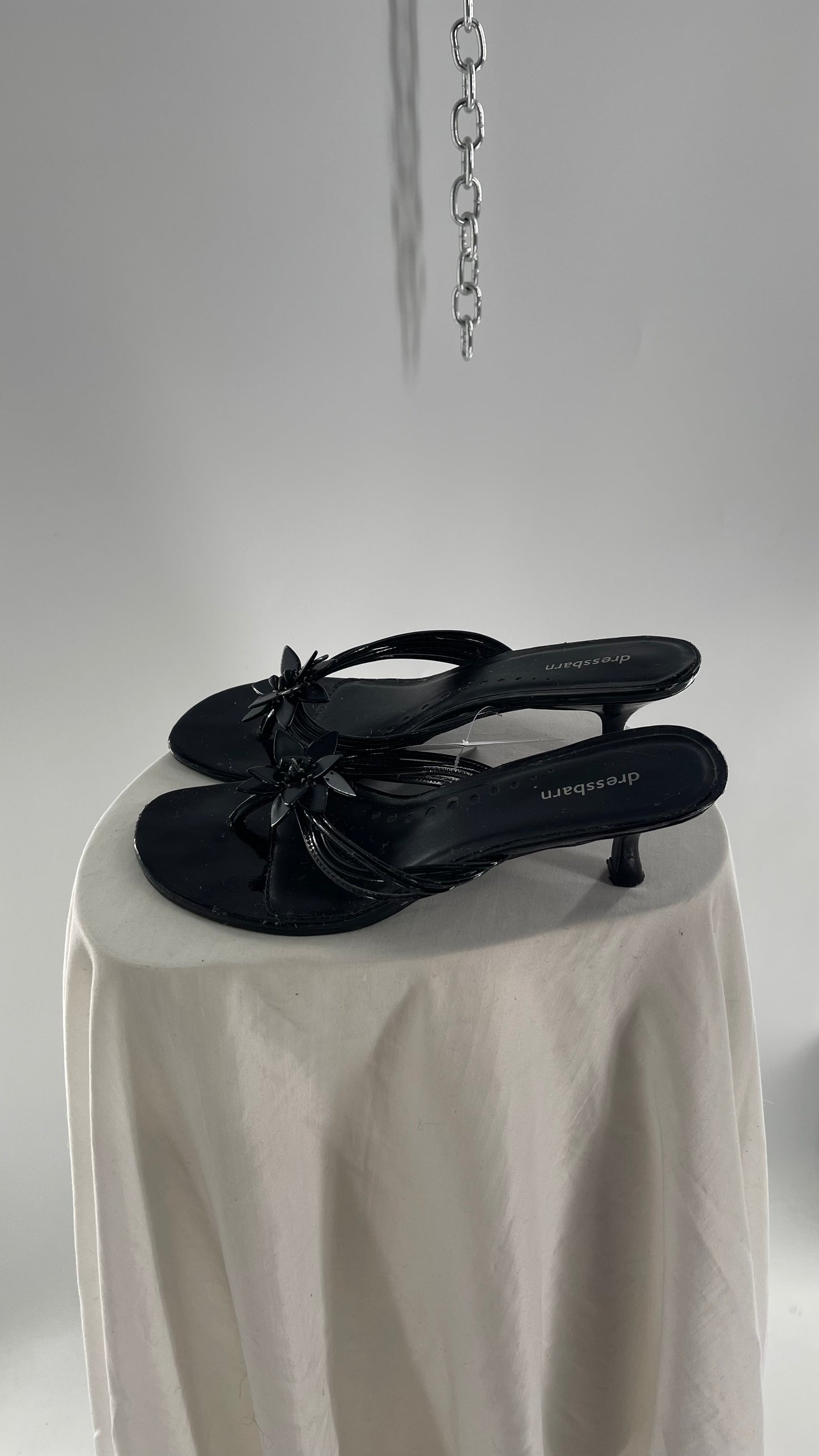 Vintage DressBarn Black Strappy Kitten Heel Thong Sandal with Plastic Flower Rosette (10)