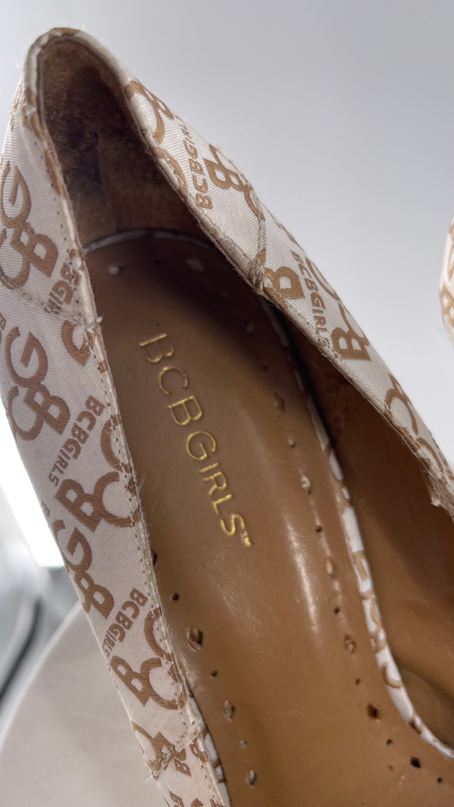 BCBGirls 1990s HOT White Gold All Over Logo Print Heel with Metal Buckle Details (10)