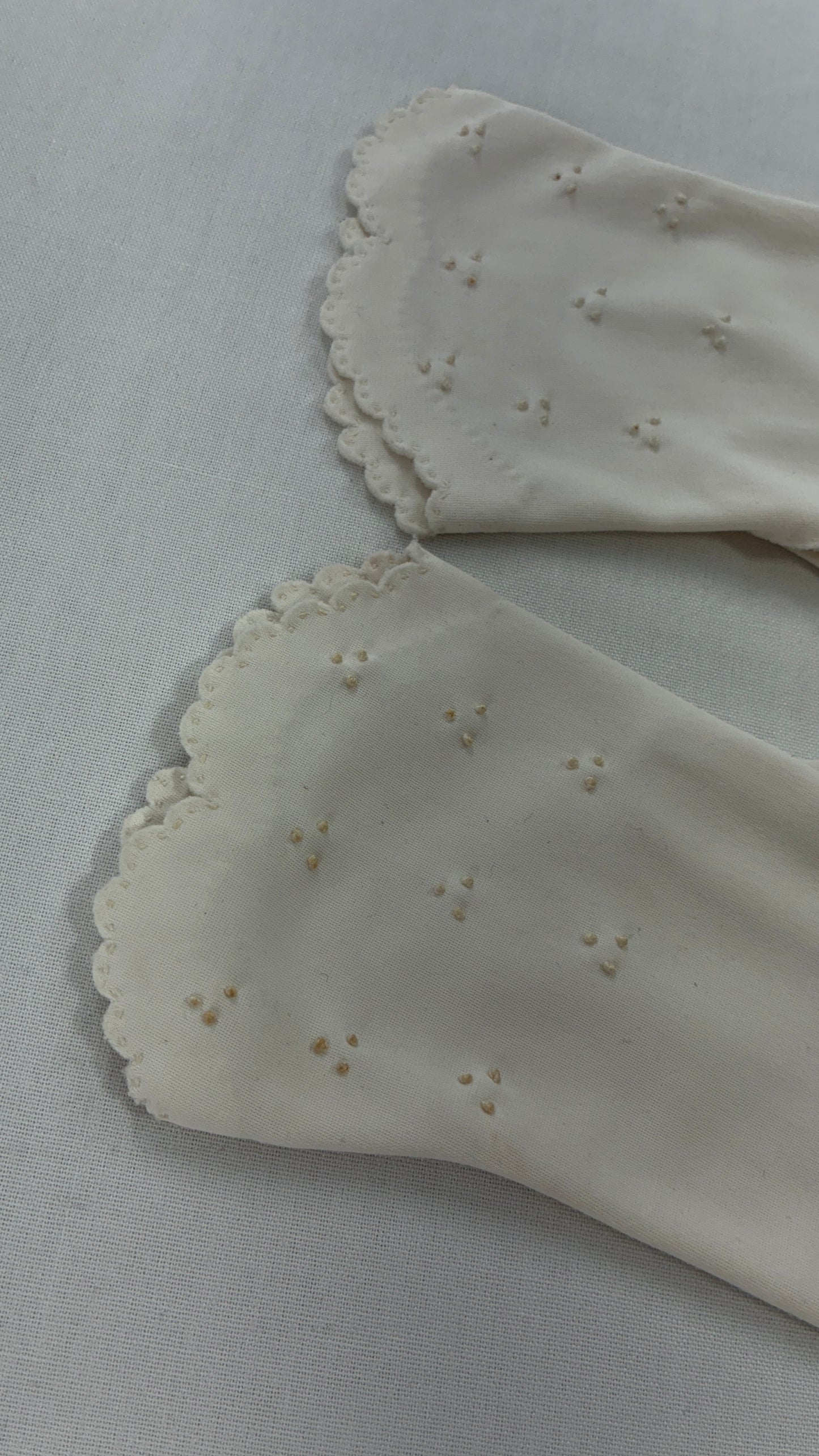 Vintage 1940s Handmade Off White Short Gloves with Scalloped Wrist