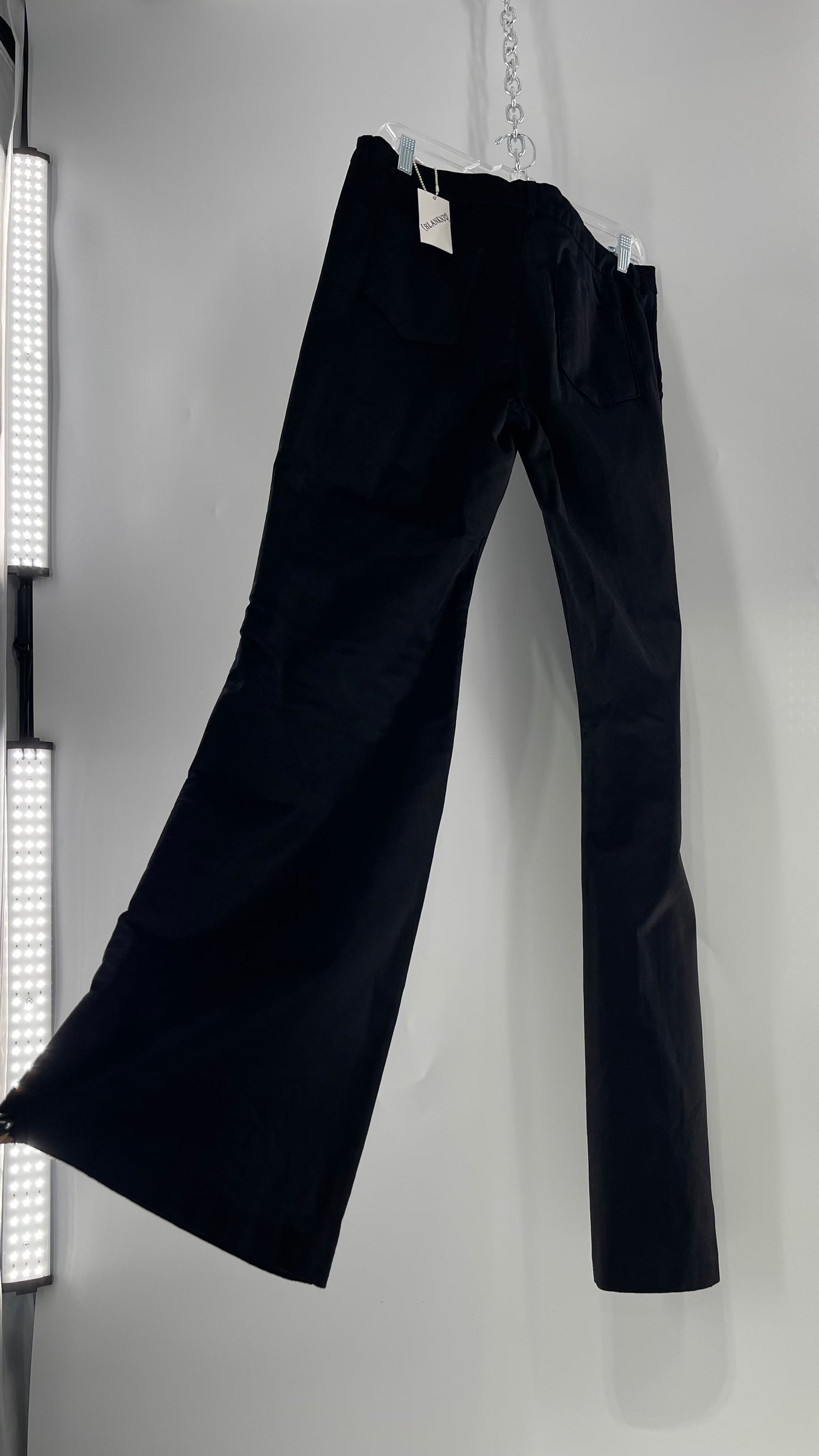 BLANK NYC Black Velvet Kick Flares (31) tá