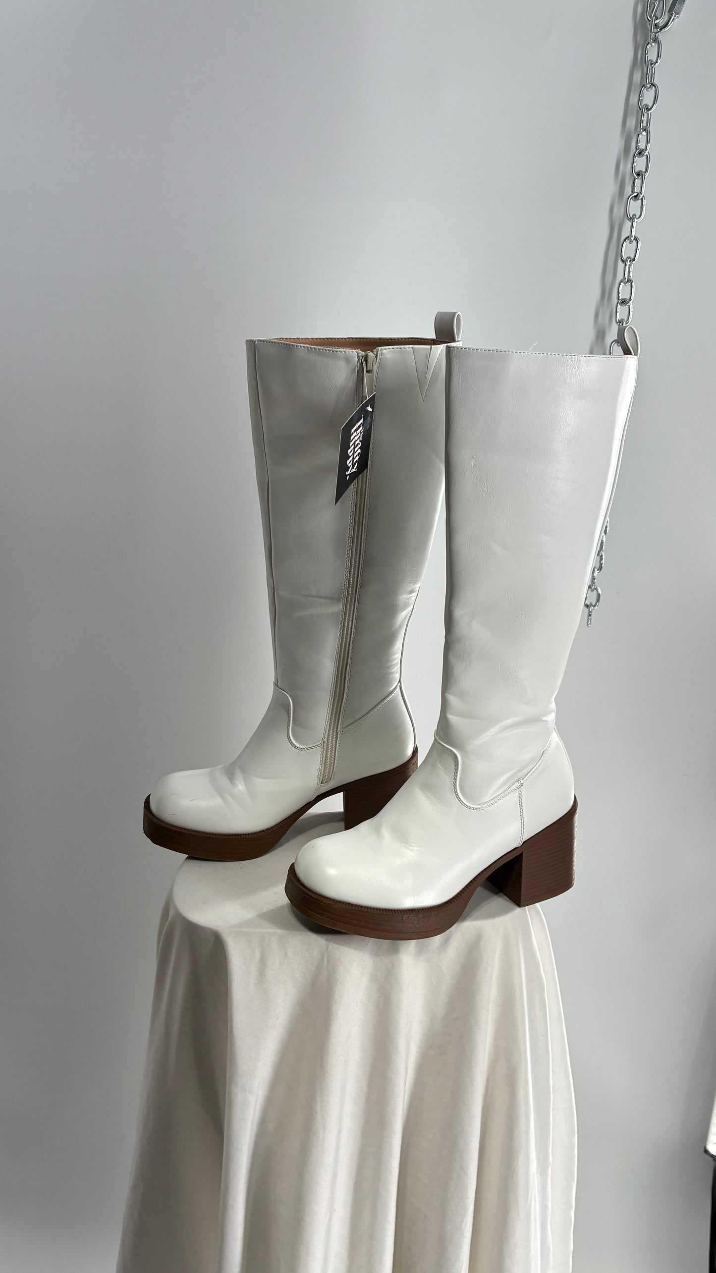 Vintage TOP MODA White Knee High GoGo Boots with Chunky Heel (7.5)