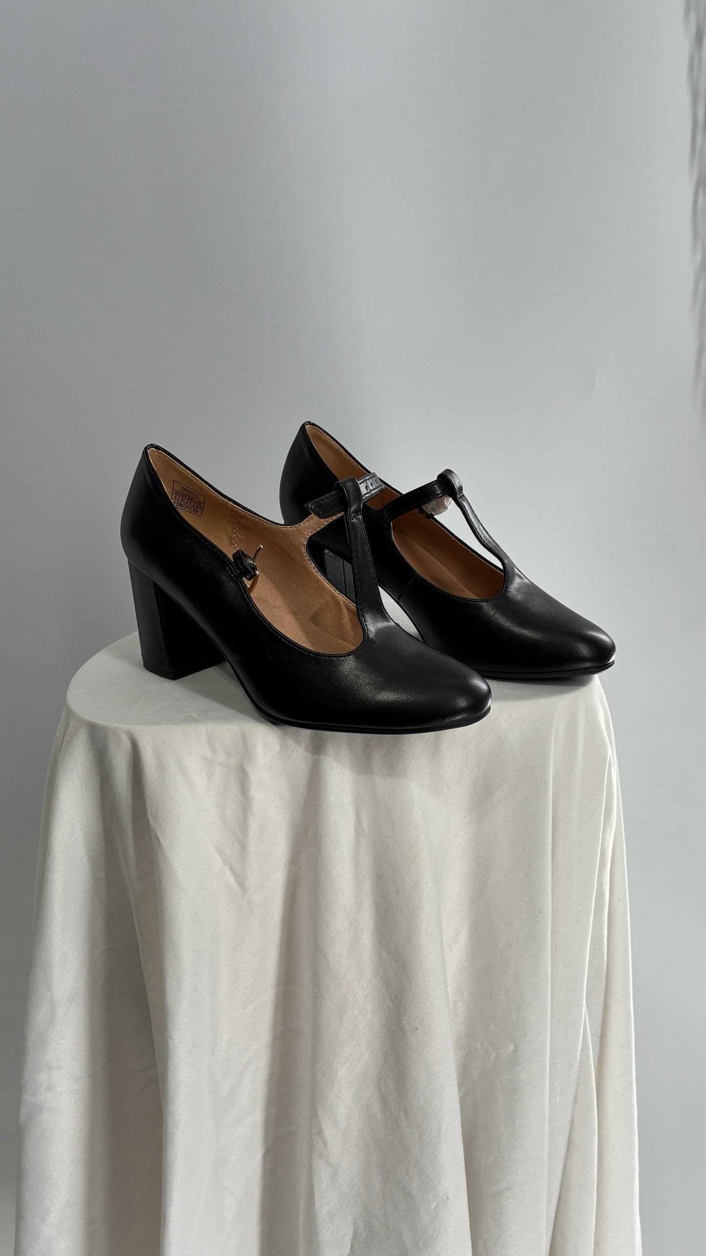 Deadstock Vintage DREAM PAIRS Black Leather Mary Jane Style T Strap Heel (6)