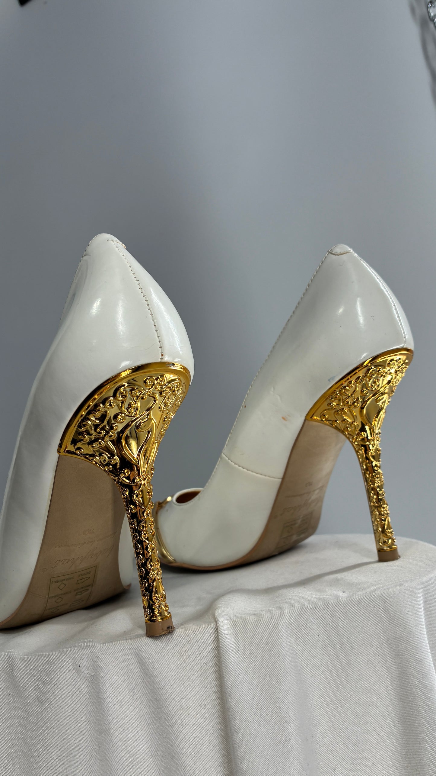 Vintage BABY PHAT White Pointed Toe Heel with Logo Buckle, and Gold Cat Engraved Heel (7.5)
