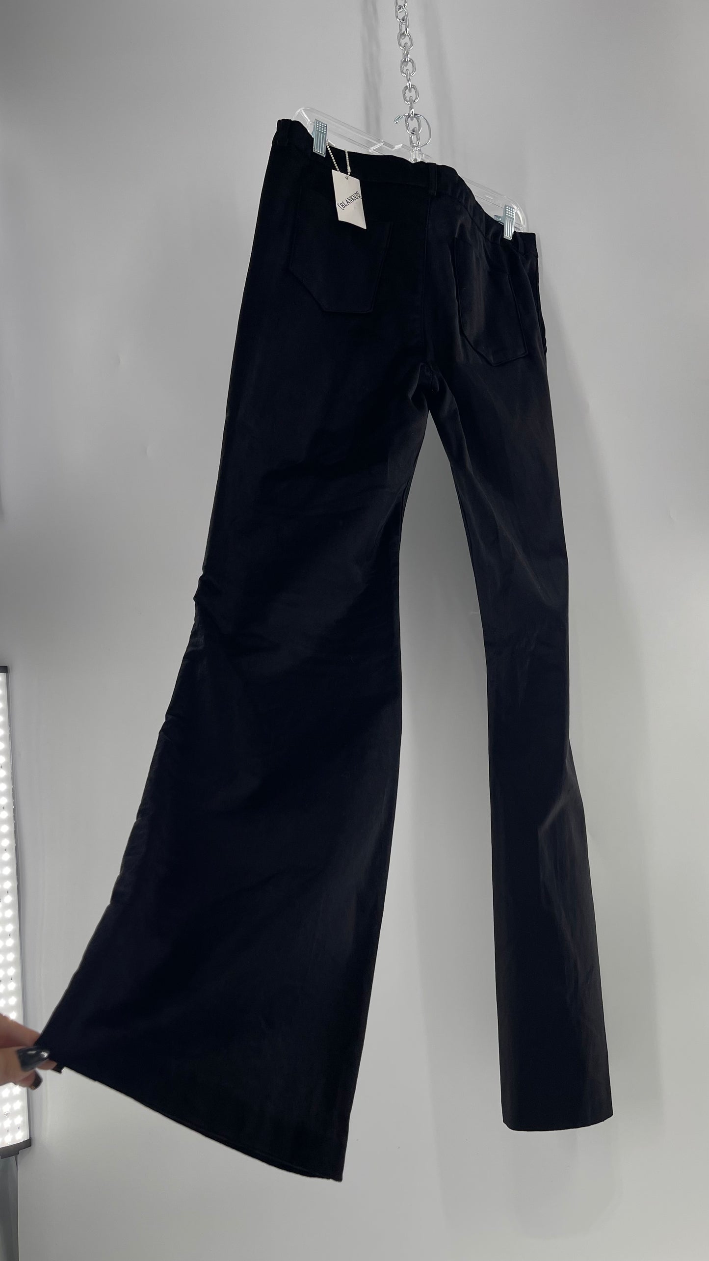 BLANK NYC Black Velvet Kick Flares (31) tá