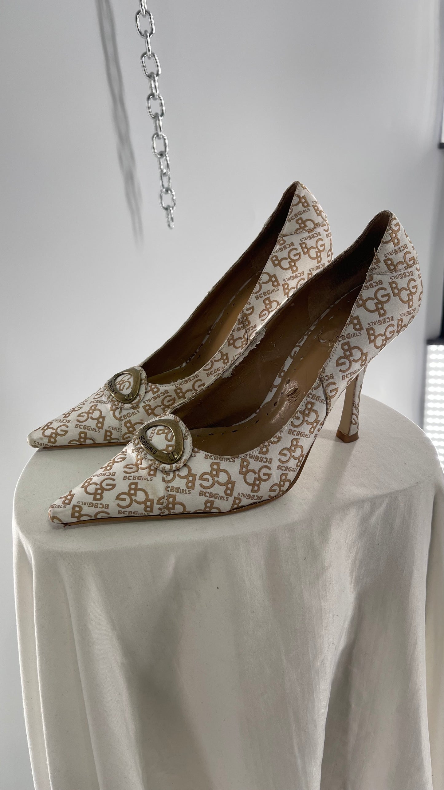 BCBGirls 1990s HOT White Gold All Over Logo Print Heel with Metal Buckle Details (10)