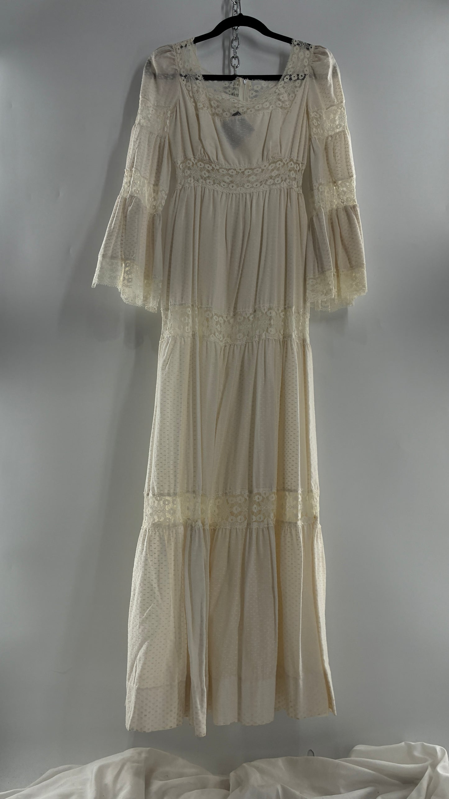 Vintage 1970s Off White Handmade Bell Sleeve Possible Wedding Gown (XS/Small)