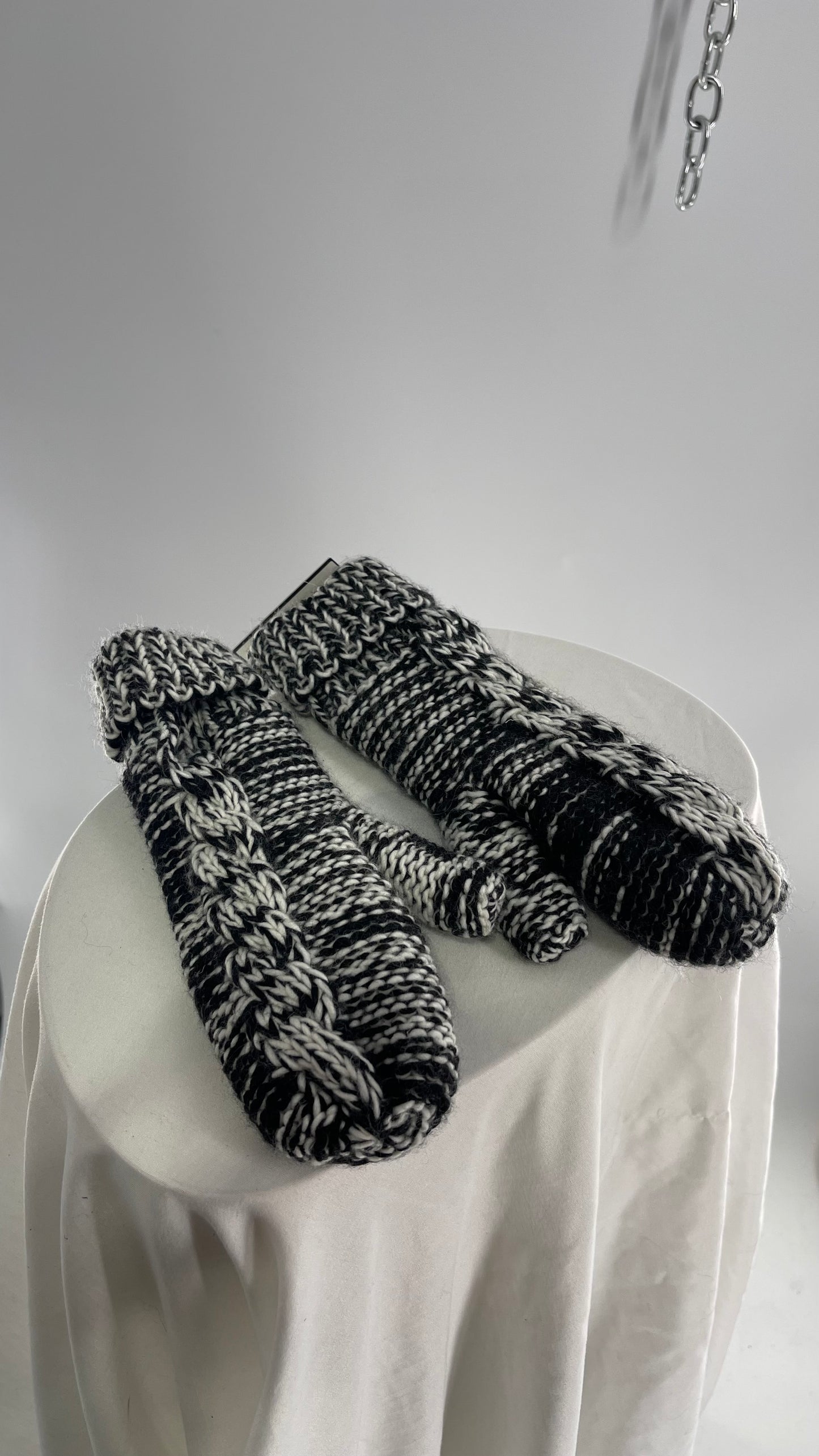 Maurices Anthropologie Black and White Knit Mittens