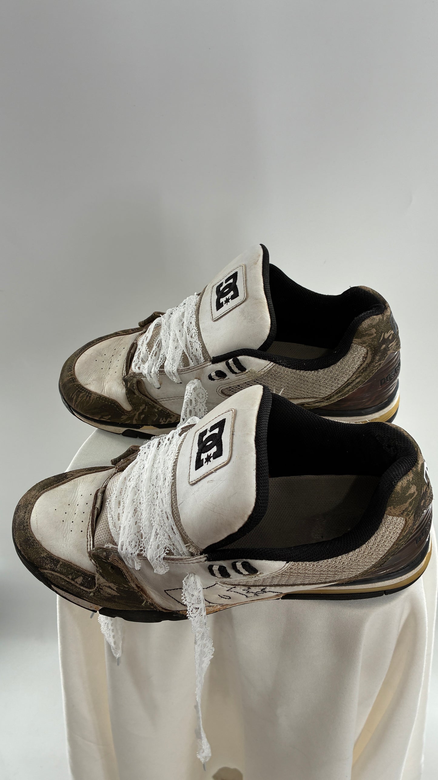 Vintage DC Distressed Camo Men’s Sneakers with Lace Trim Laces (12)
