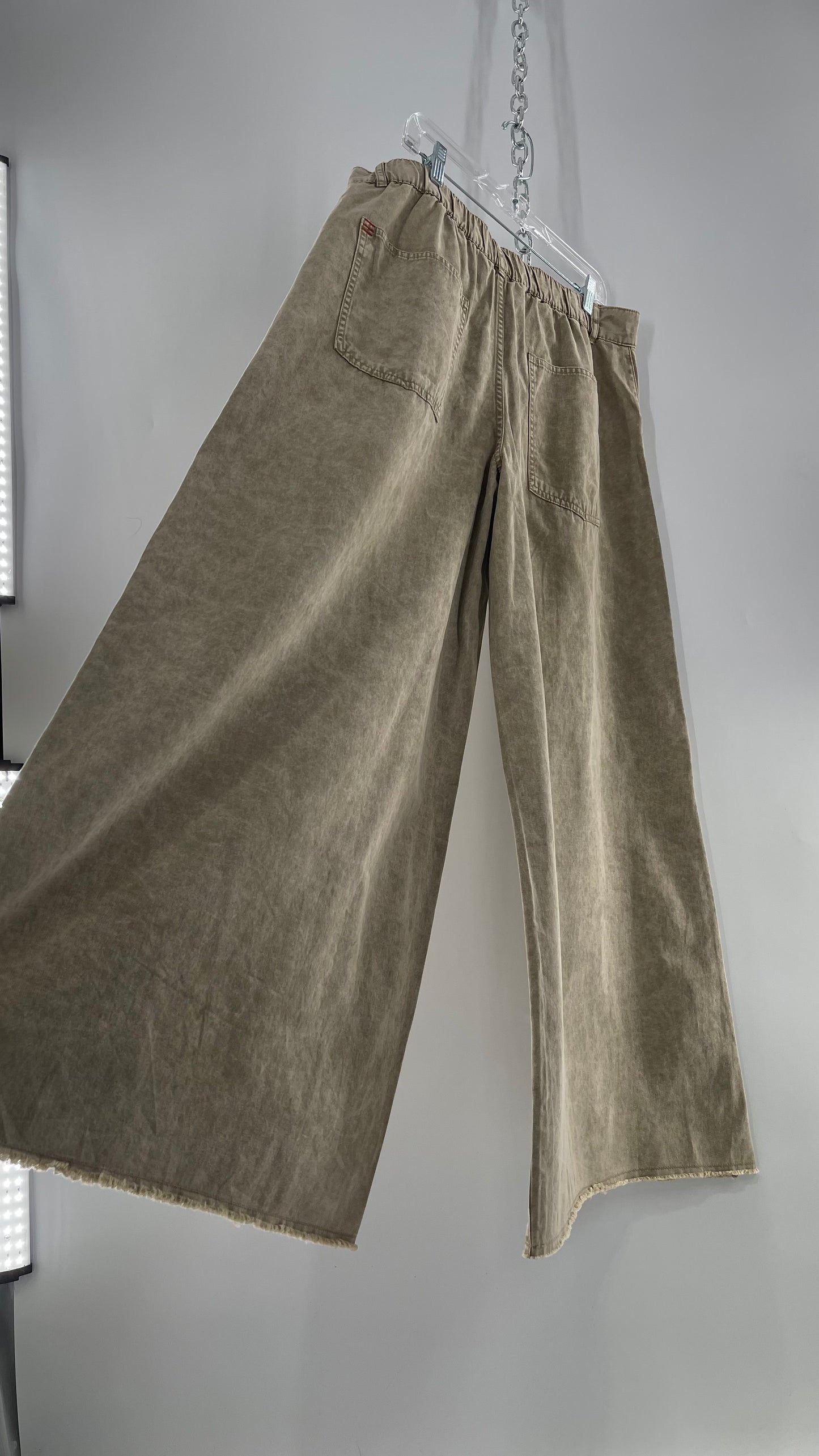BDG Tan Ultra Wide Leg Acid Wash Jeans with Raw Edge Hem (32)